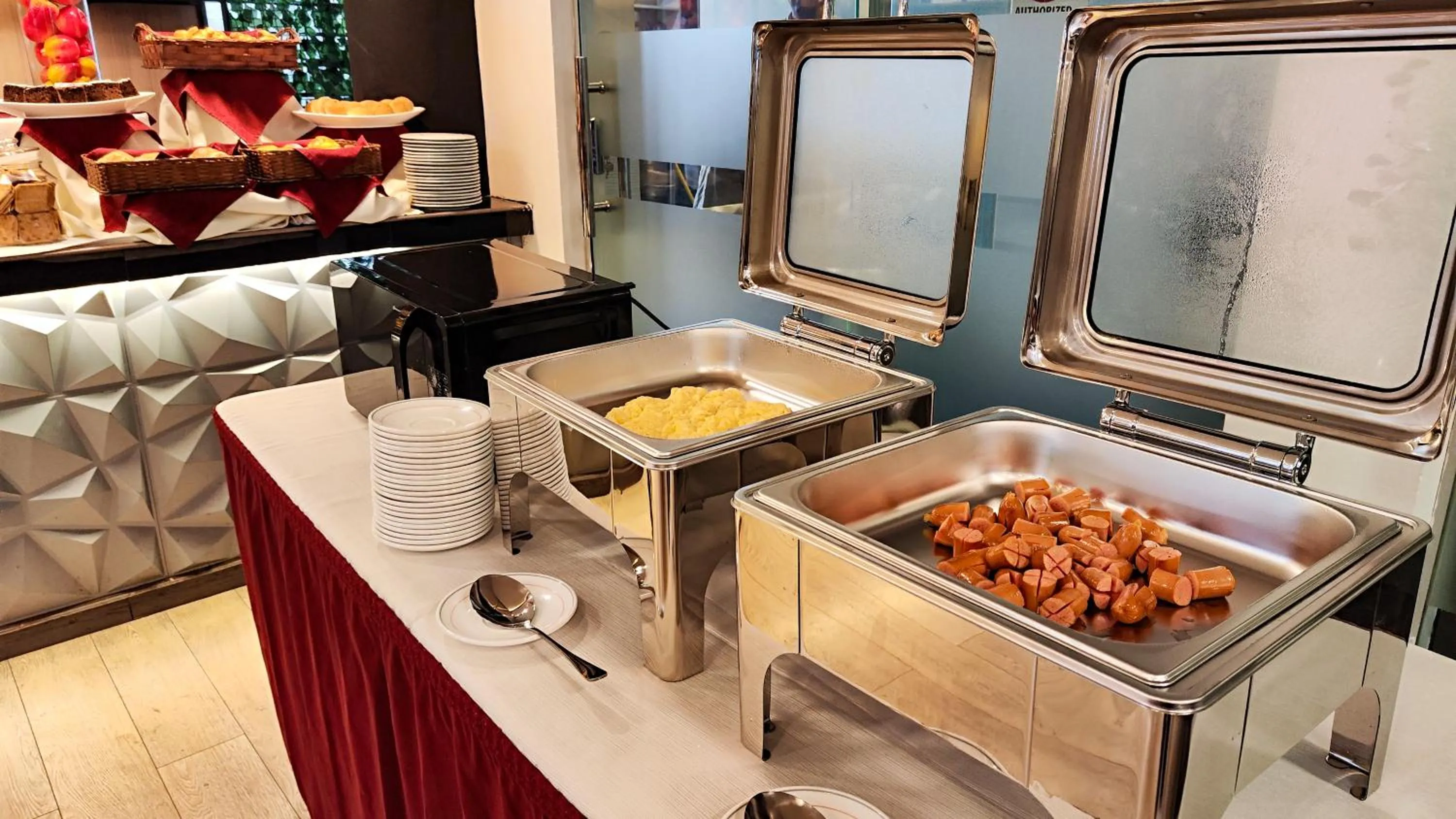 Buffet breakfast in El Rey Palace Hotel