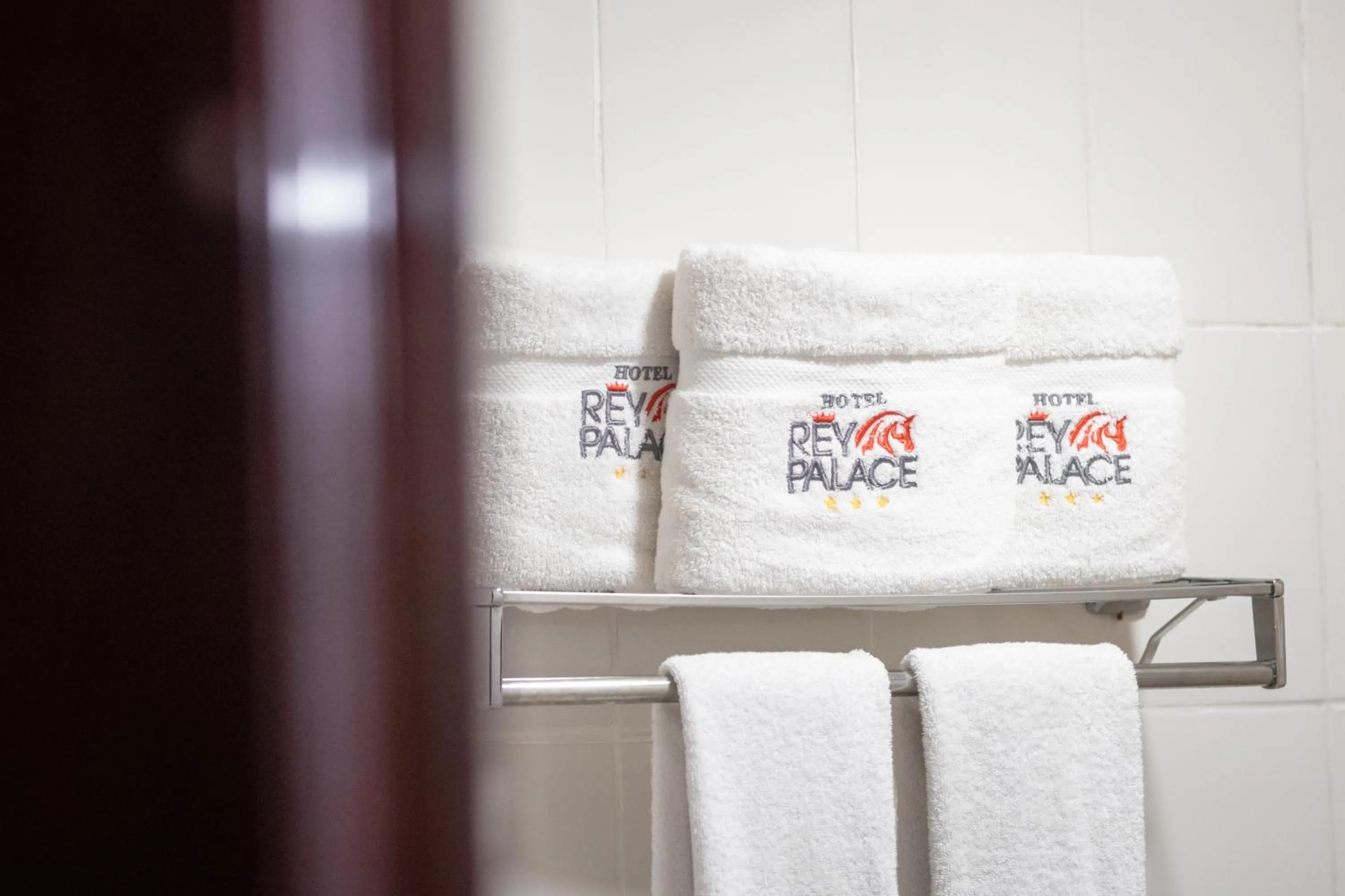 towels, Bed in El Rey Palace Hotel