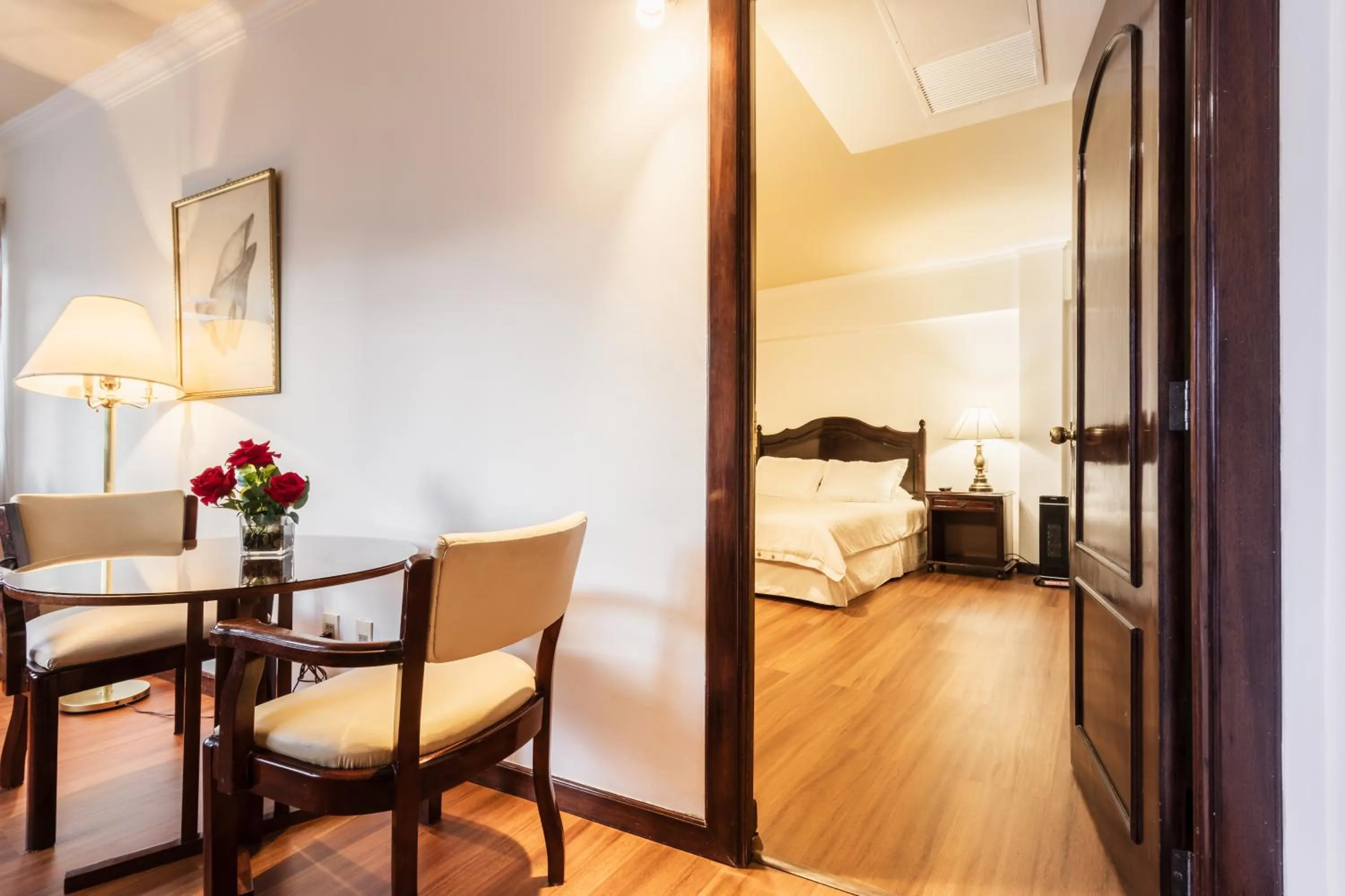 Living room, Bed in El Rey Palace Hotel