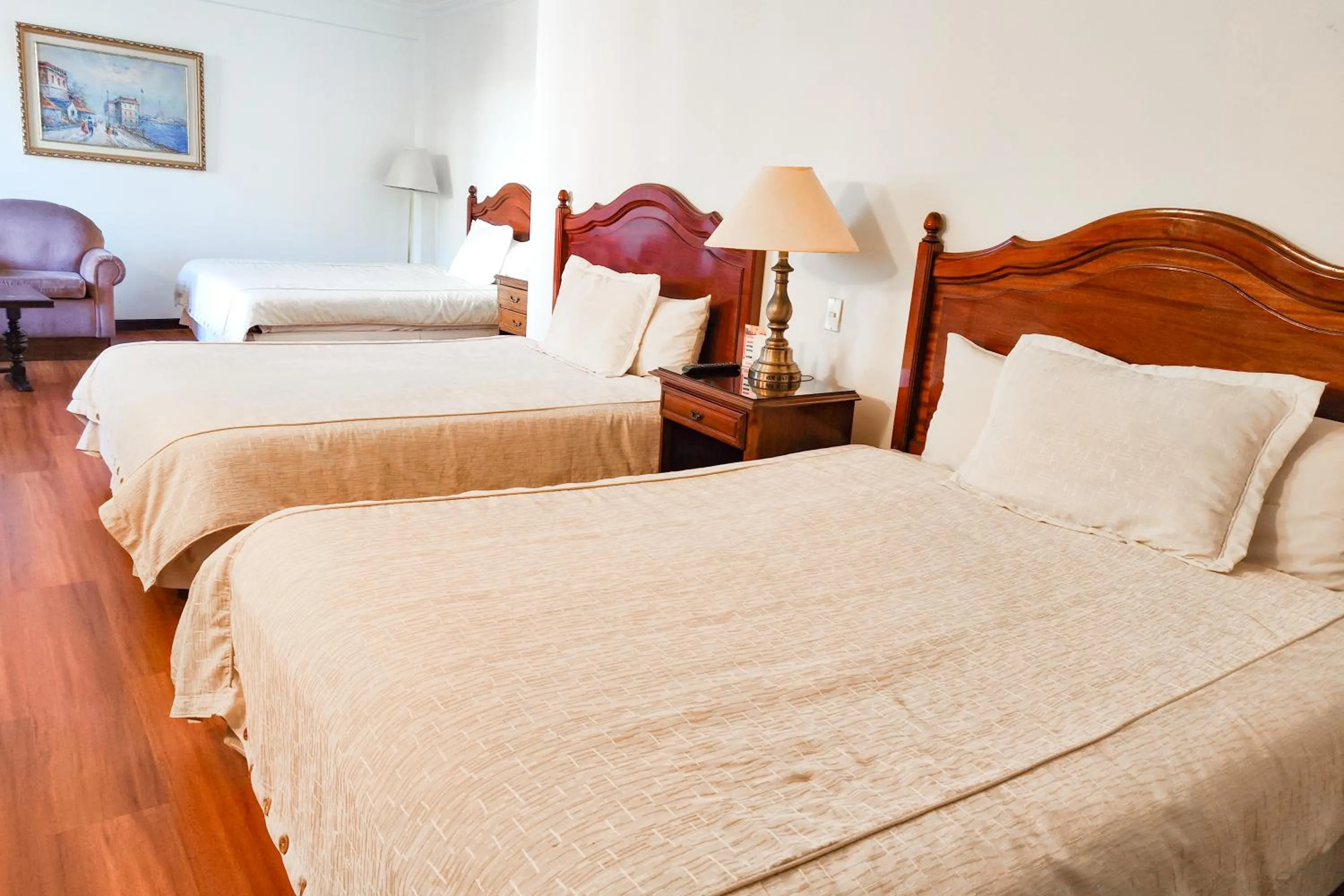 Photo of the whole room, Bed in El Rey Palace Hotel