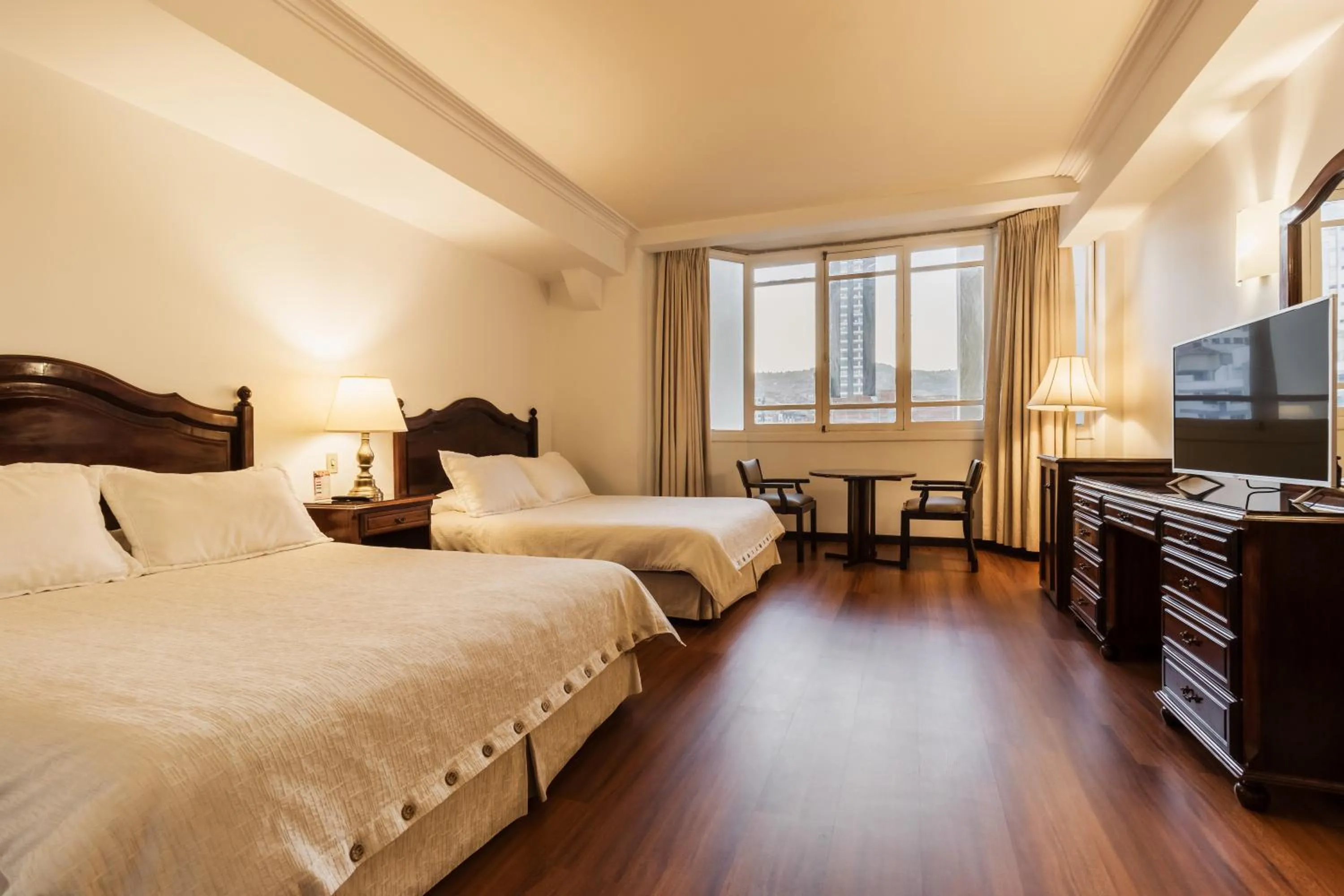 Bedroom, Bed in El Rey Palace Hotel