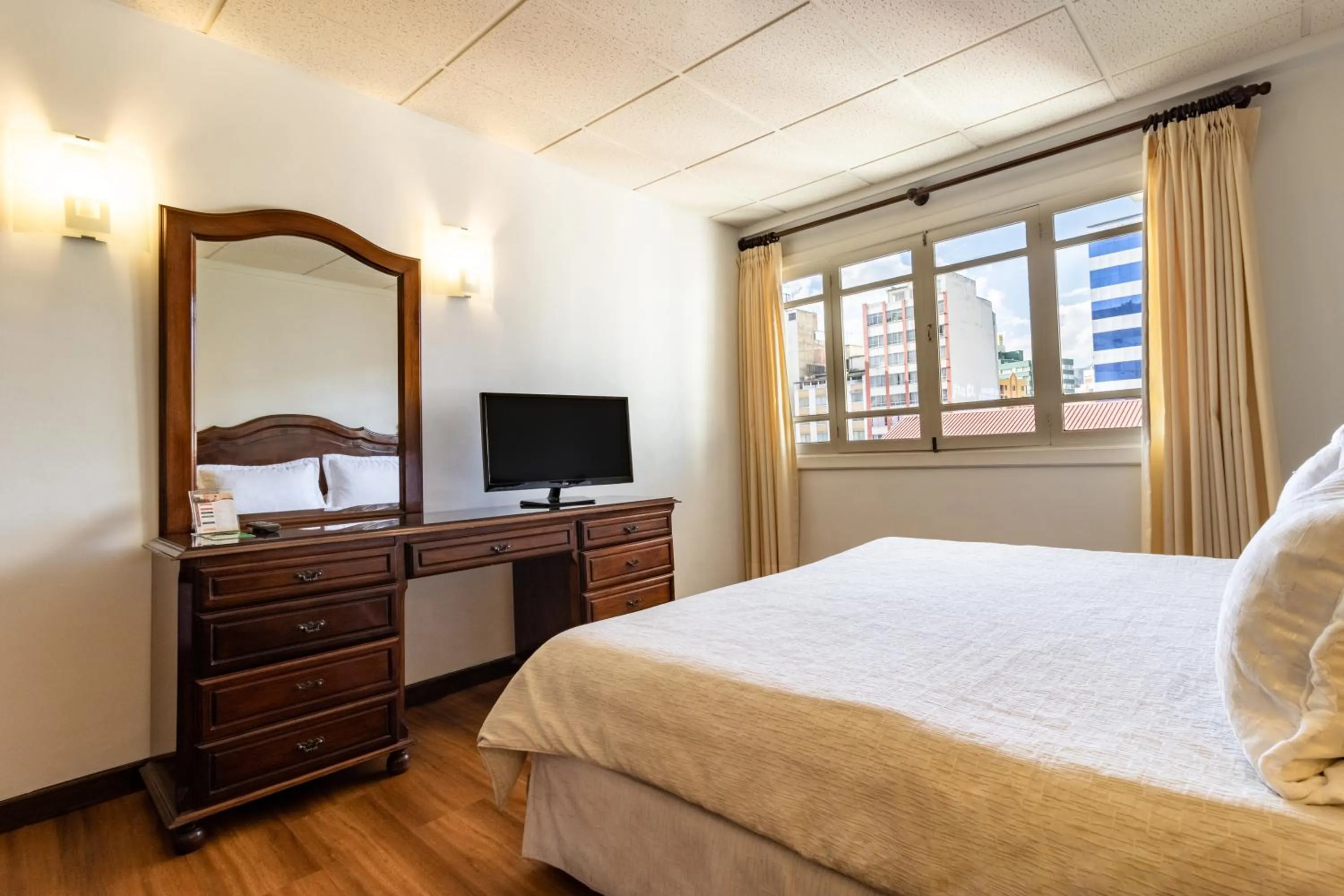 Photo of the whole room, Bed in El Rey Palace Hotel