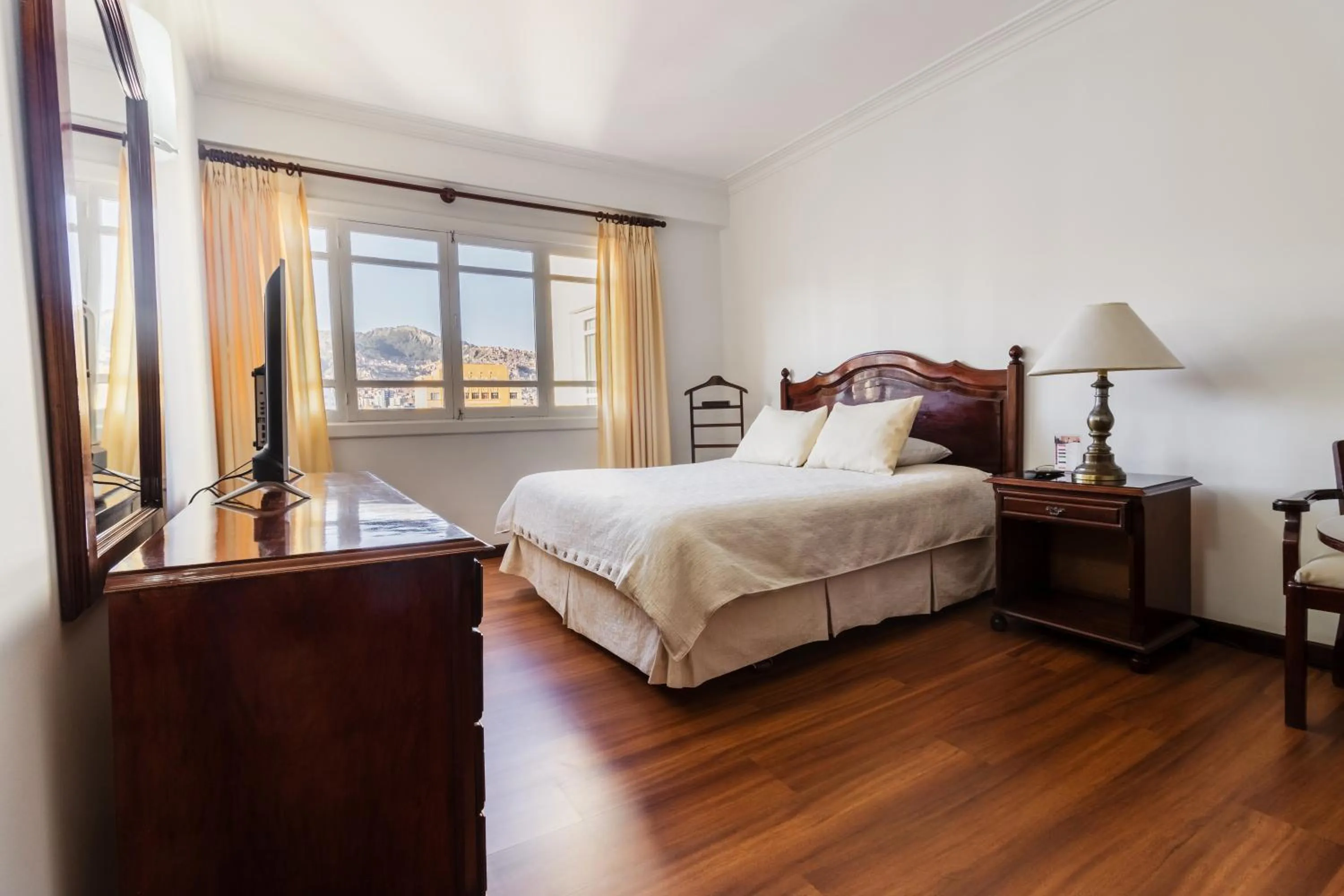 Bedroom, Bed in El Rey Palace Hotel