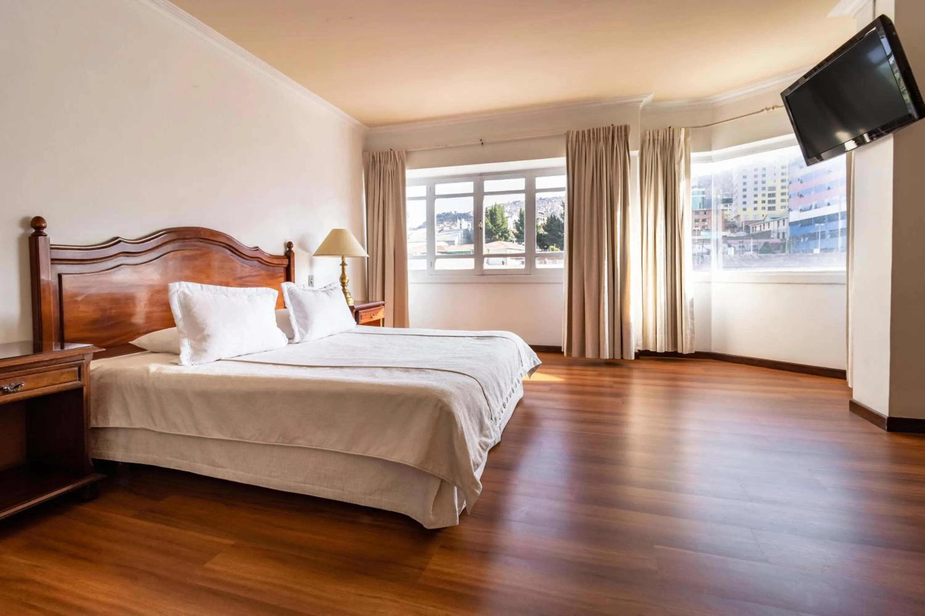 Photo of the whole room, Bed in El Rey Palace Hotel