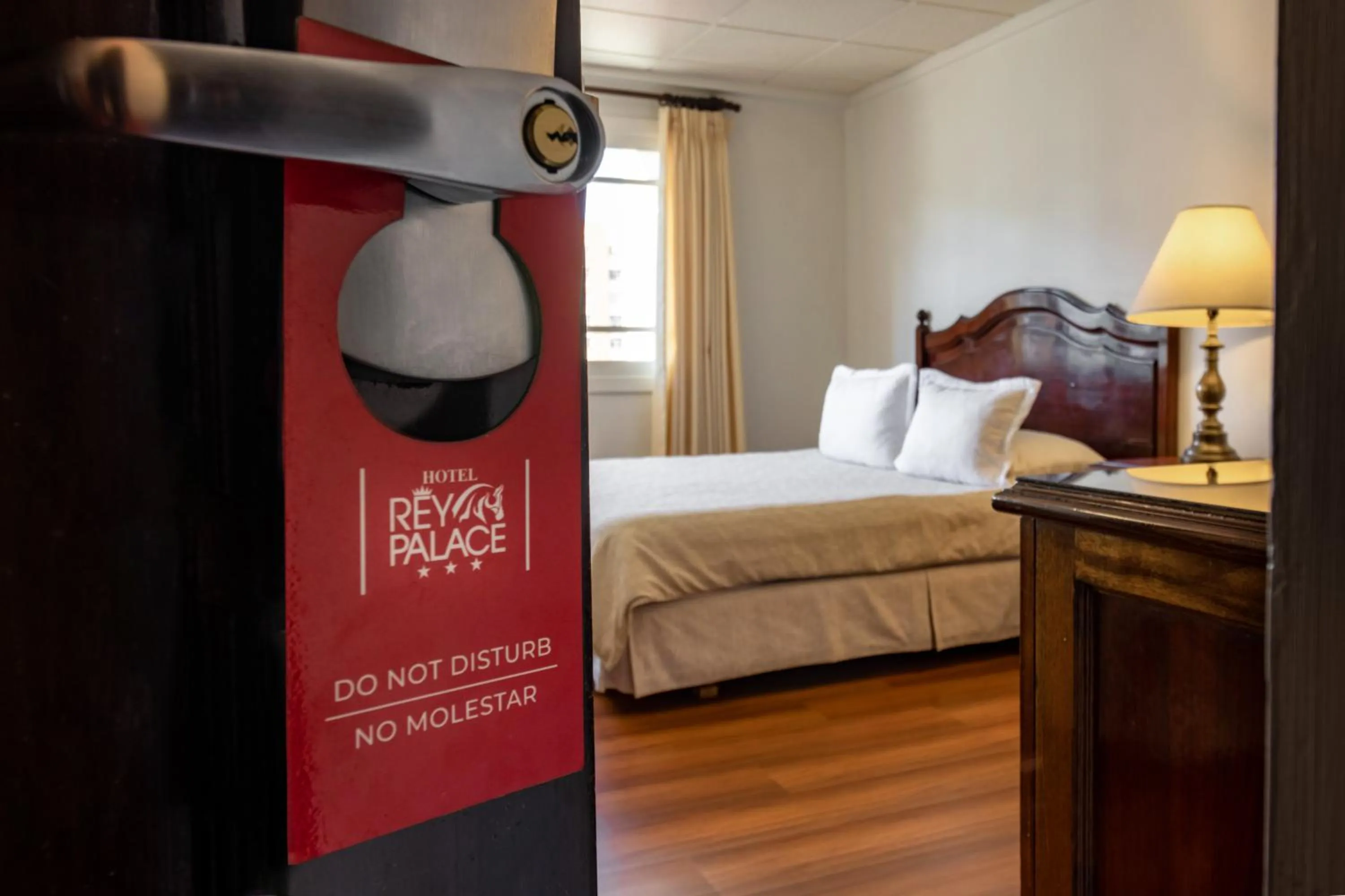 Photo of the whole room, Bed in El Rey Palace Hotel