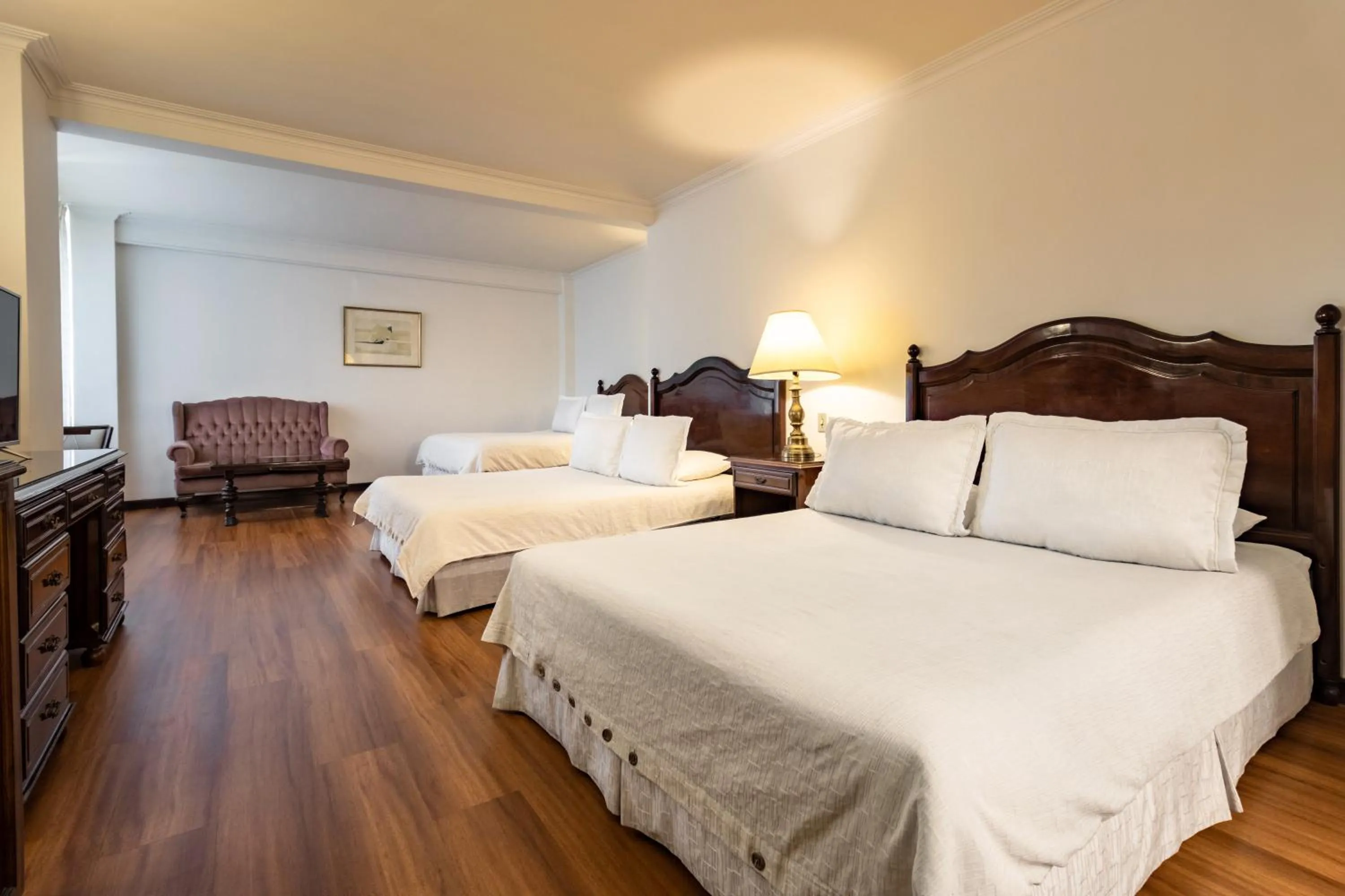 Photo of the whole room, Bed in El Rey Palace Hotel