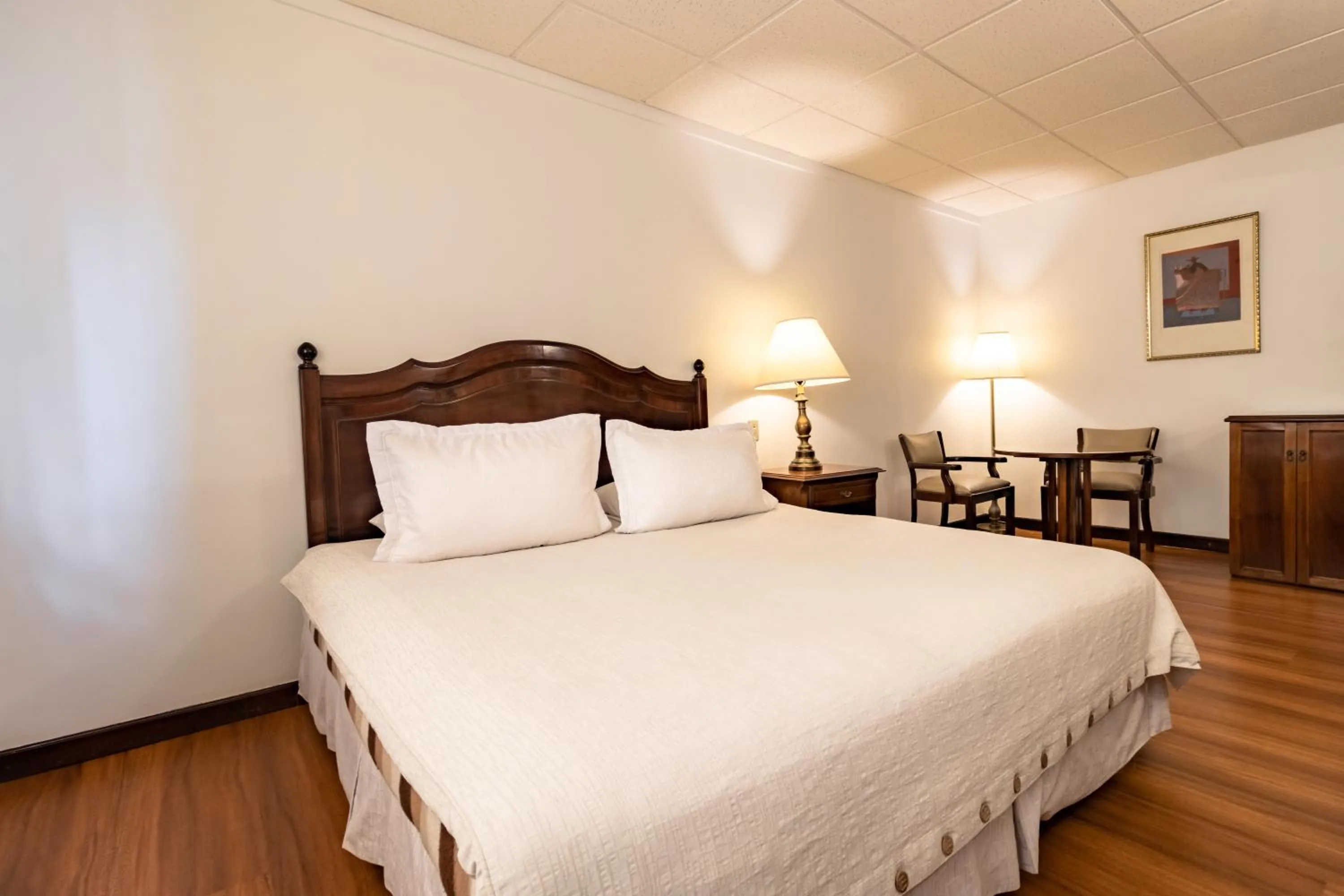 Bedroom, Bed in El Rey Palace Hotel