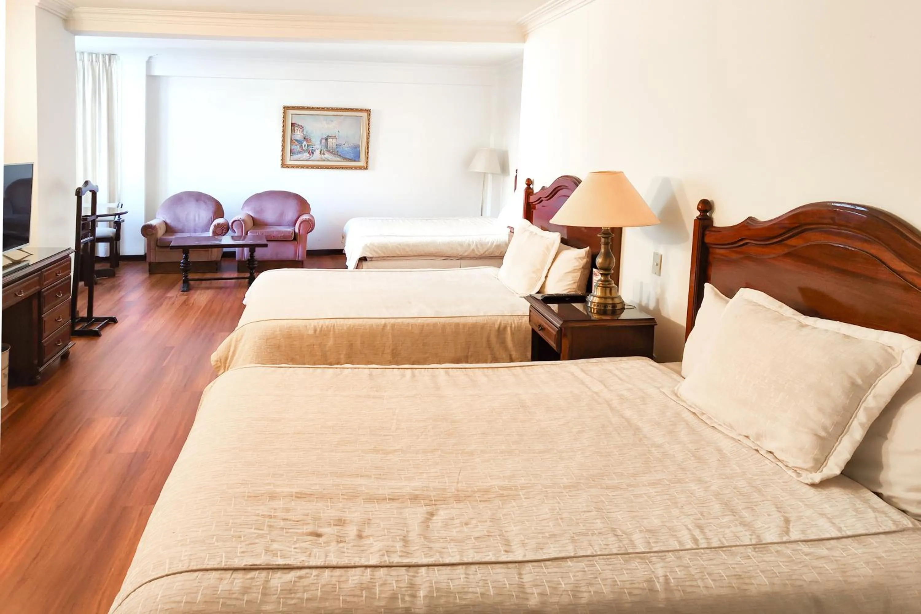 Photo of the whole room, Bed in El Rey Palace Hotel