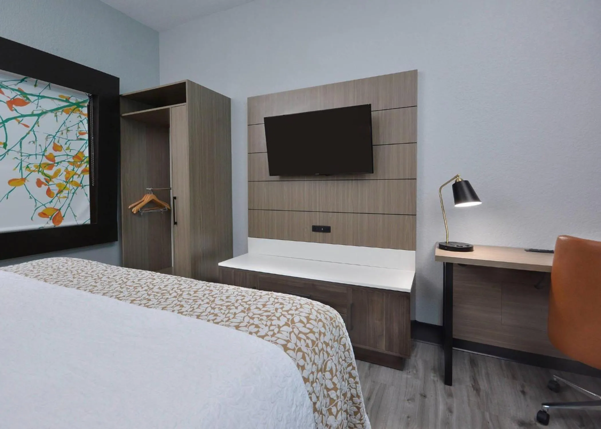 Bedroom, Bed in Brookstone Lodge near Biltmore Village, an Ascend Collection Hotel