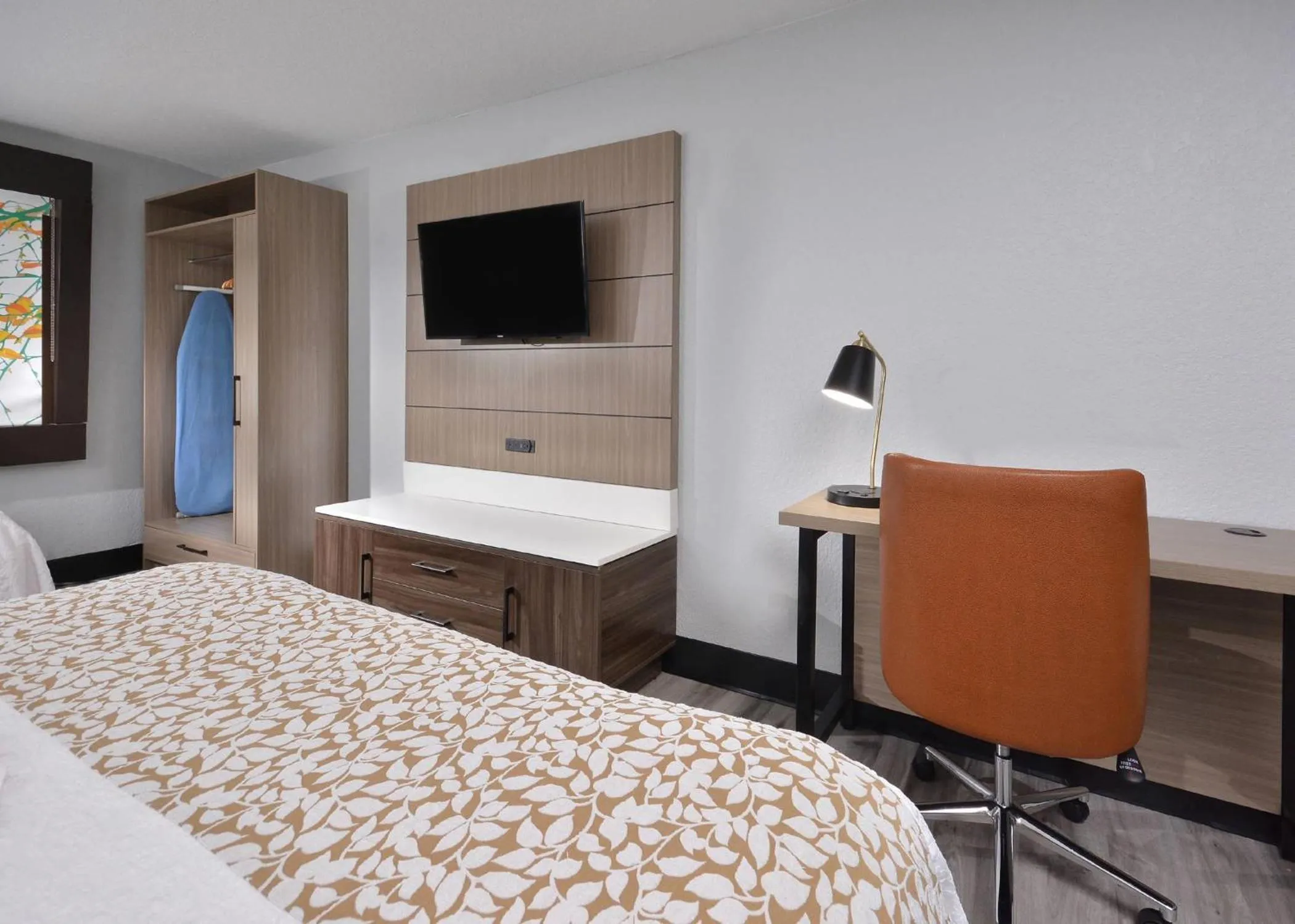 Bedroom, Bed in Brookstone Lodge near Biltmore Village, an Ascend Collection Hotel