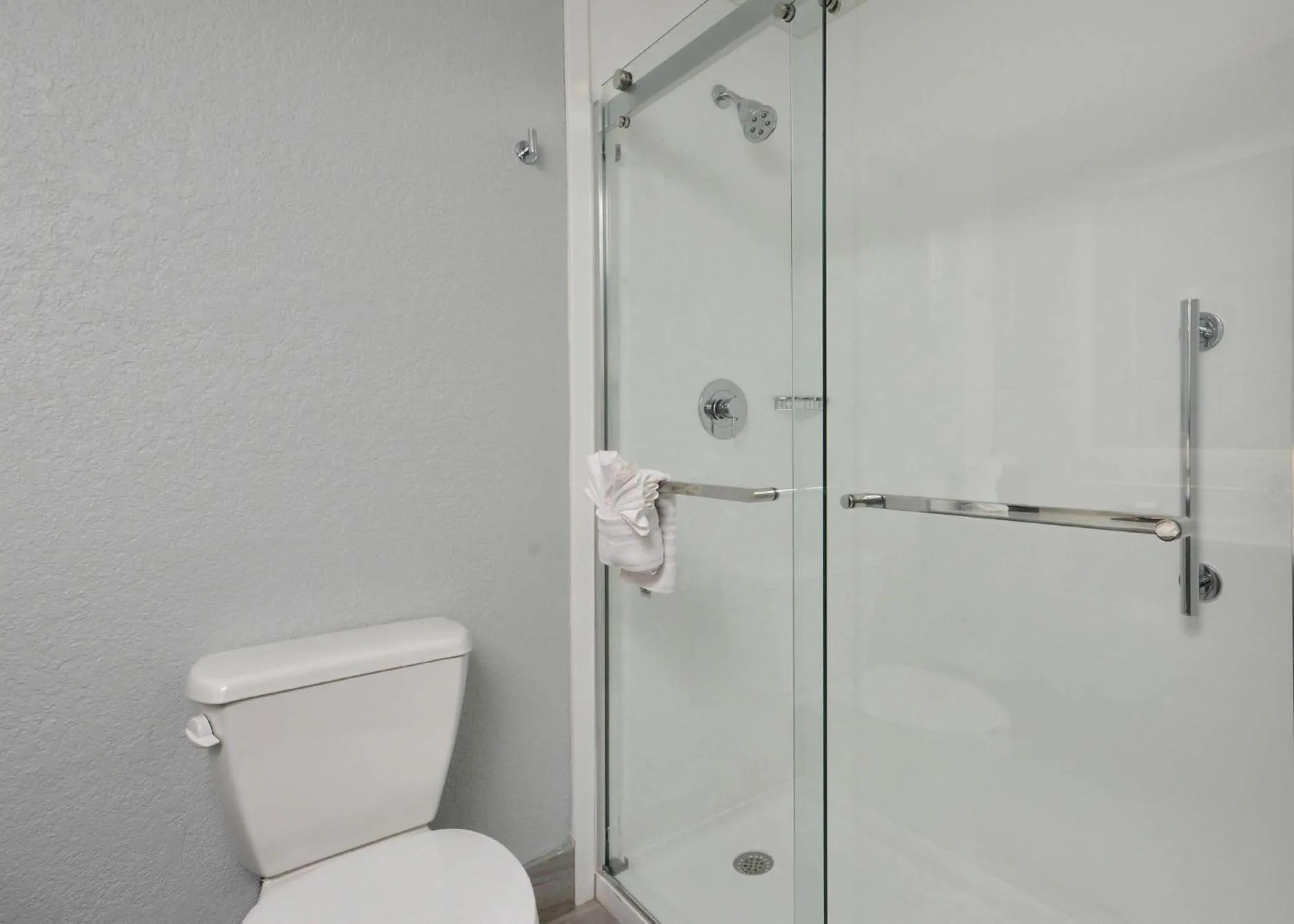 Bedroom in Brookstone Lodge near Biltmore Village, an Ascend Collection Hotel