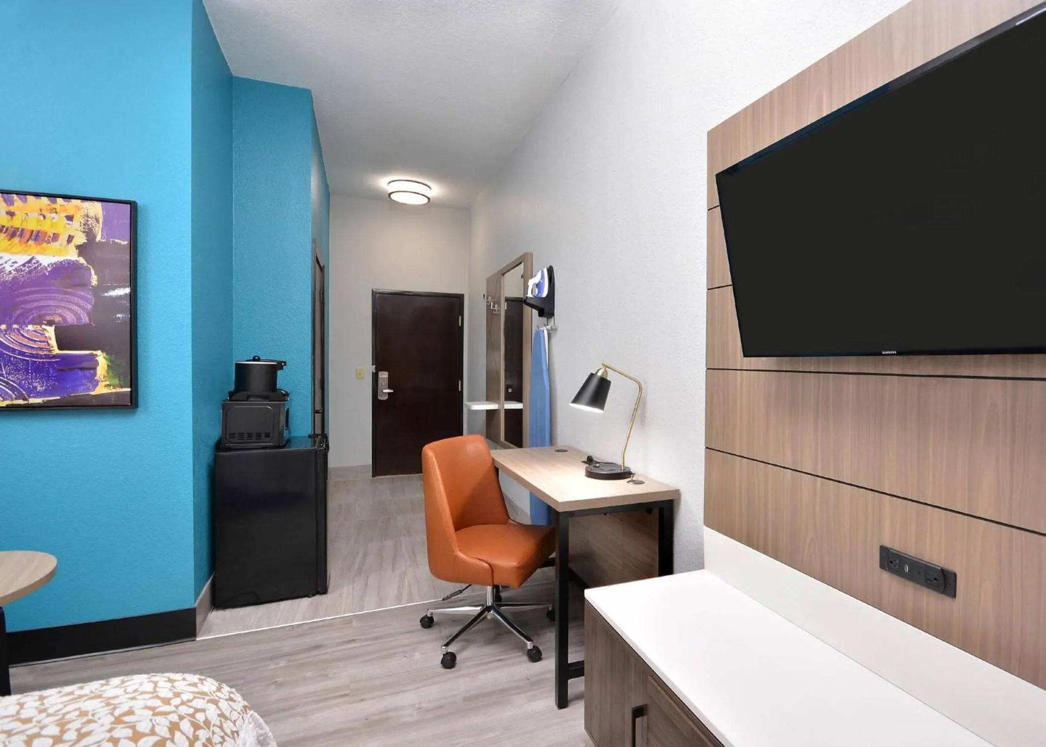 Bedroom in Brookstone Lodge near Biltmore Village, an Ascend Collection Hotel