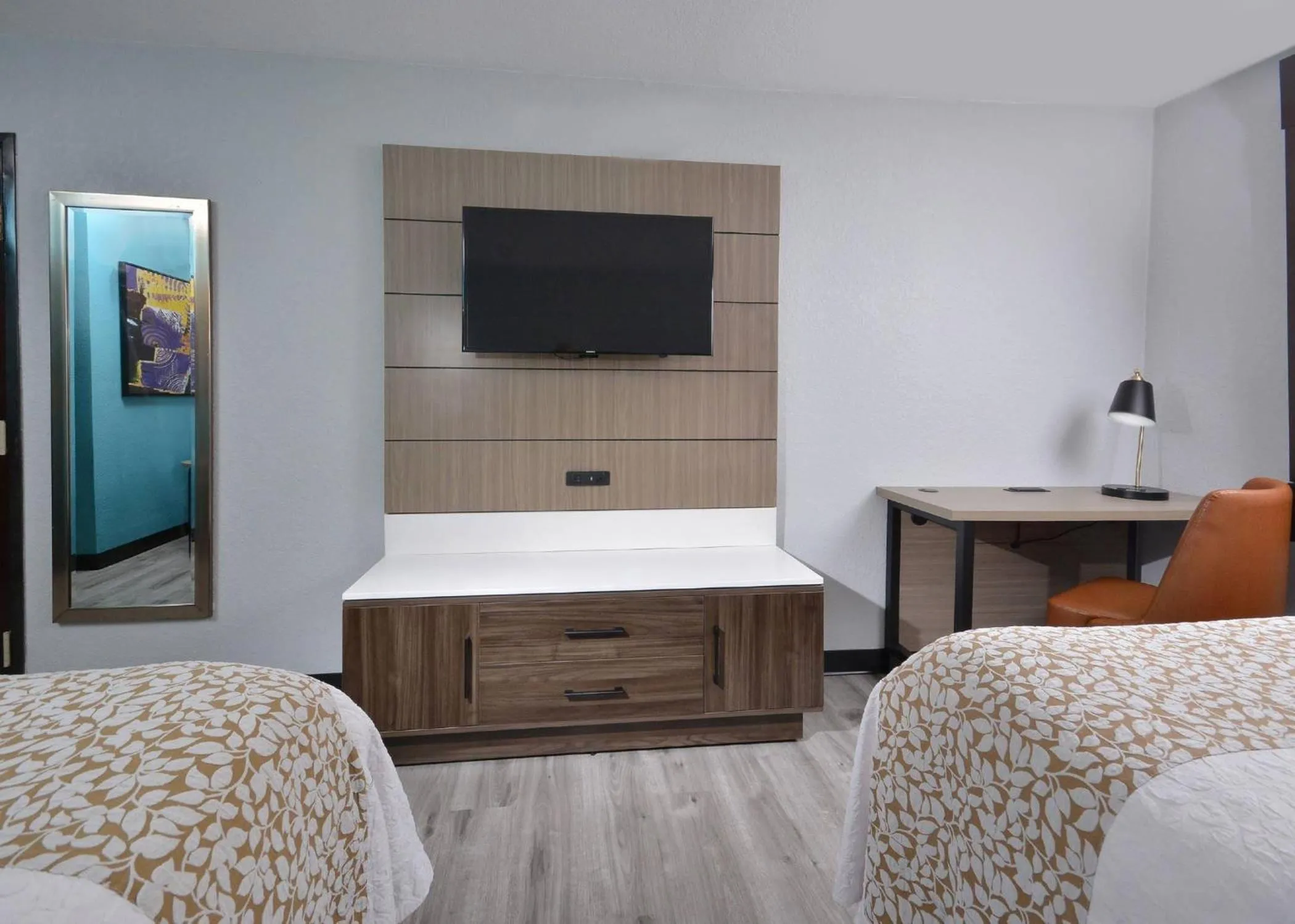 Bedroom, Bed in Brookstone Lodge near Biltmore Village, an Ascend Collection Hotel