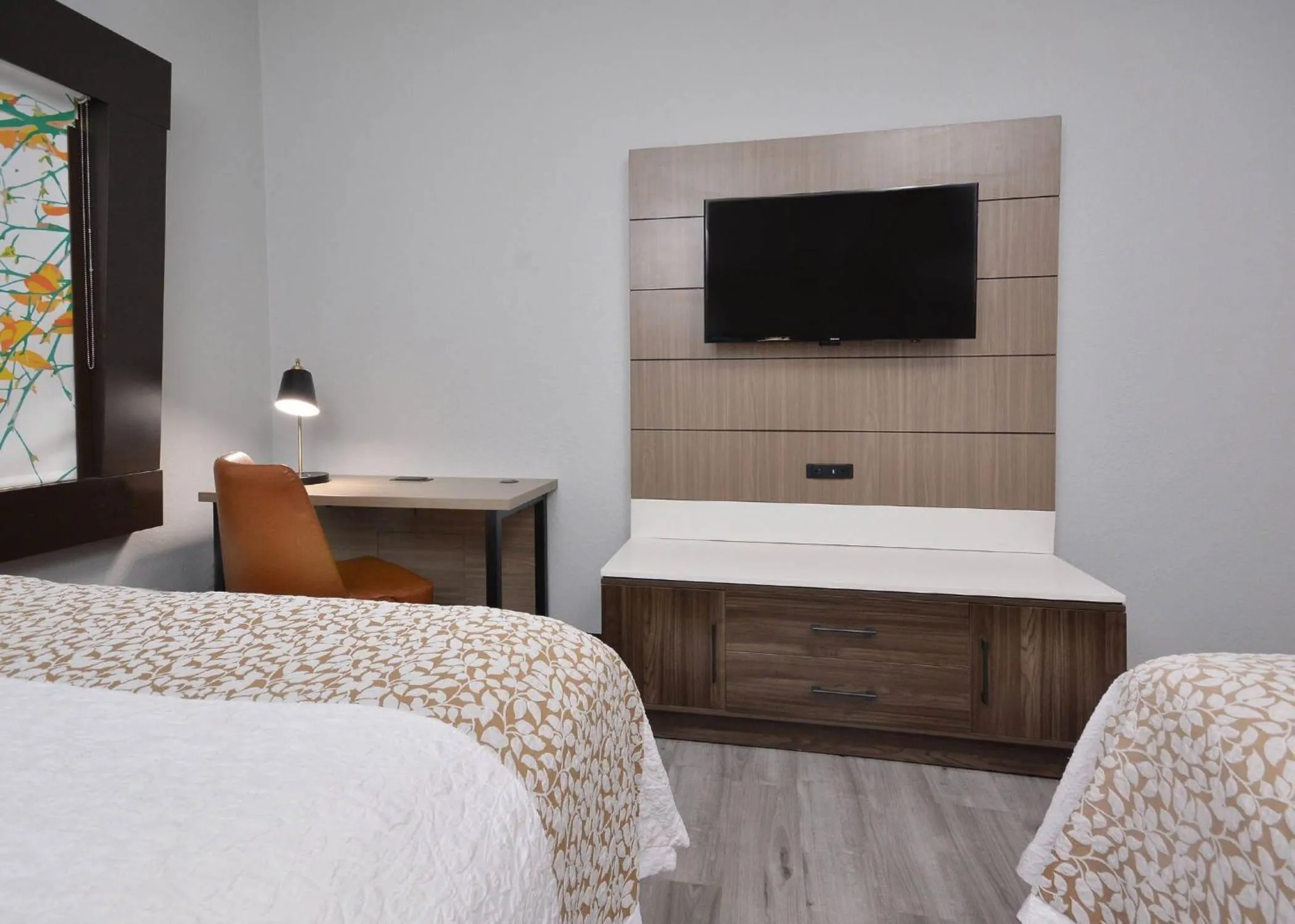 Bedroom, Bed in Brookstone Lodge near Biltmore Village, an Ascend Collection Hotel