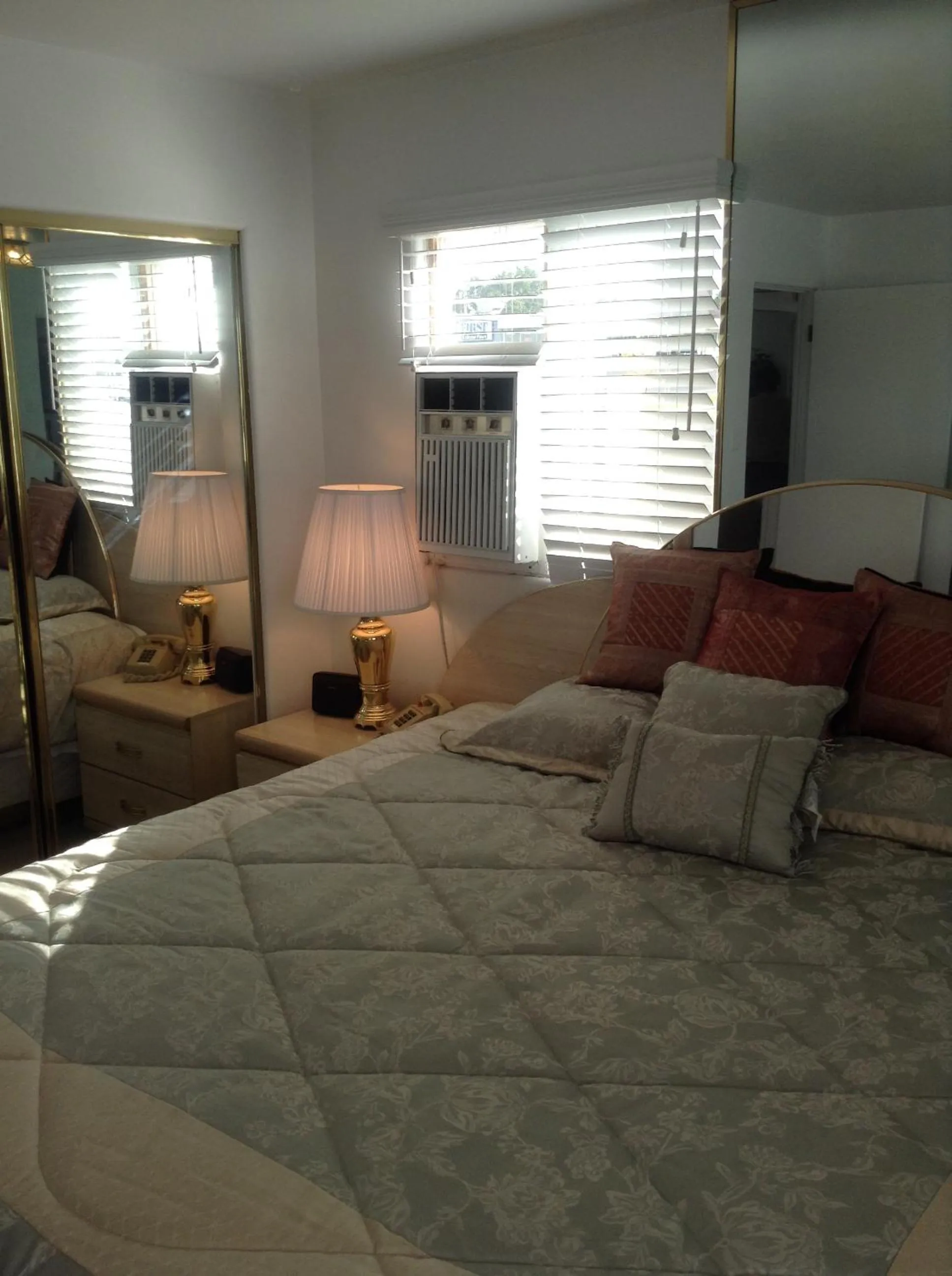 Bedroom, Bed in Plaza Inn