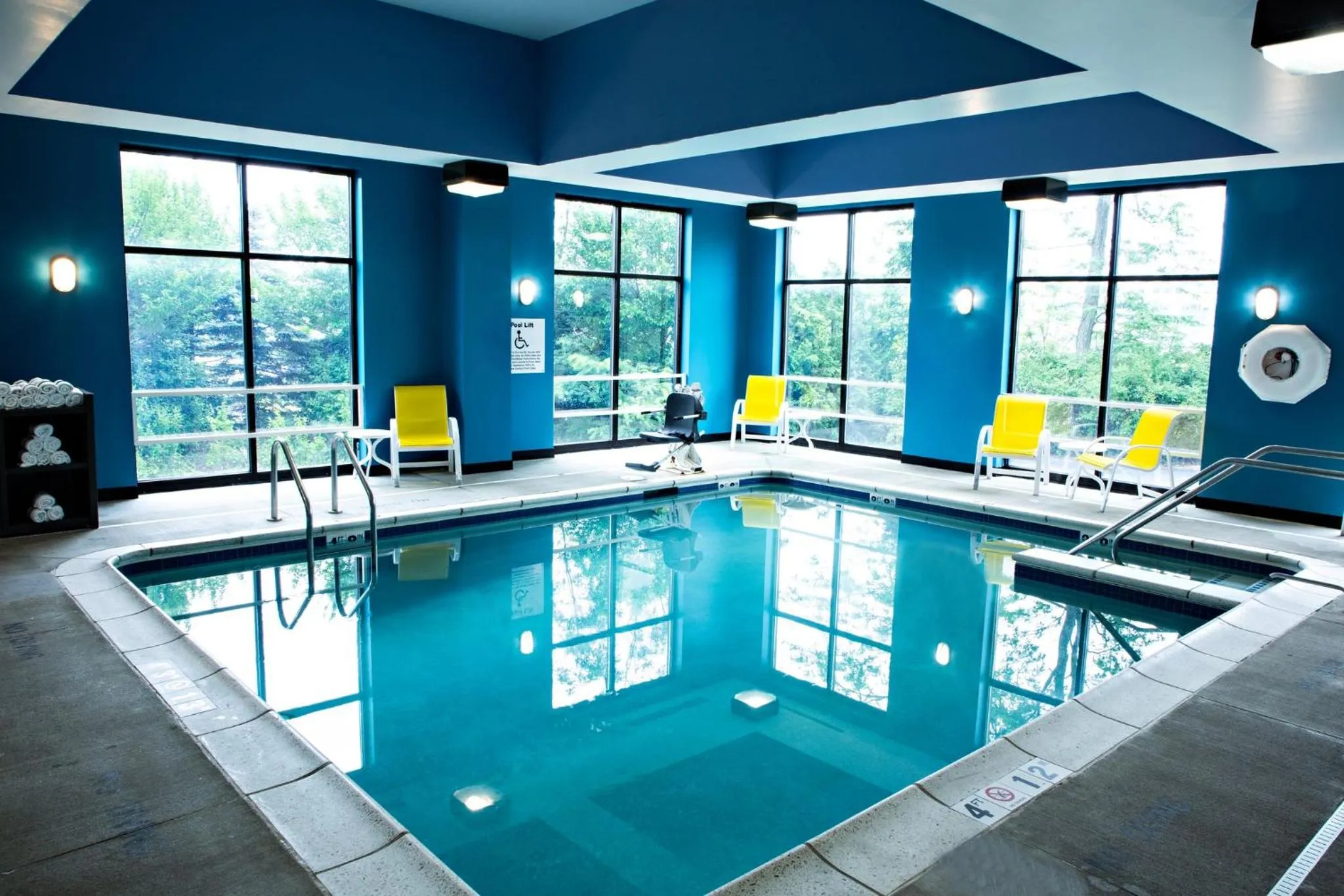 Swimming pool in Holiday Inn Express & Suites Harrisburg West