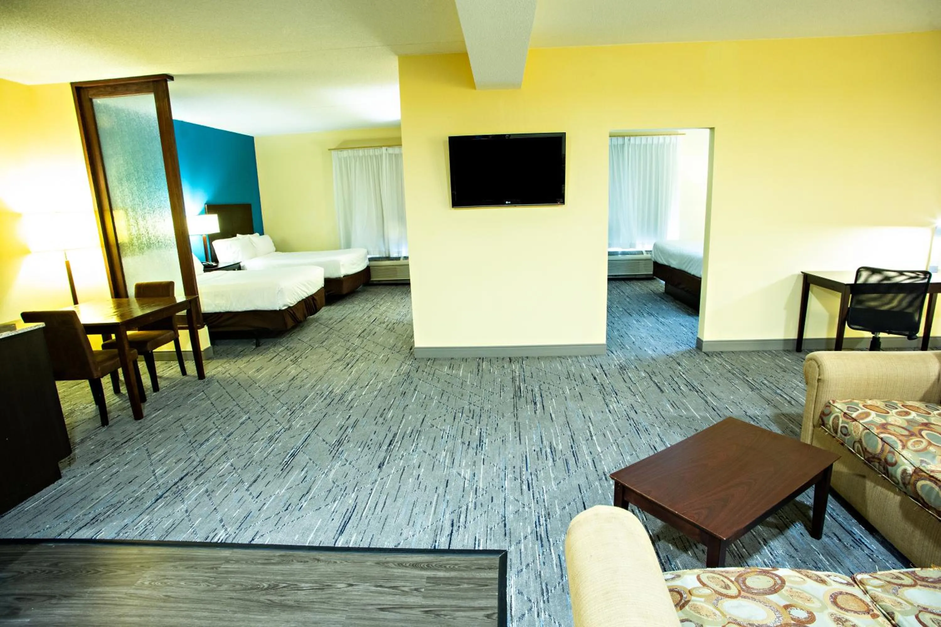 Communal lounge/ TV room, Bed in Holiday Inn Express & Suites Harrisburg West