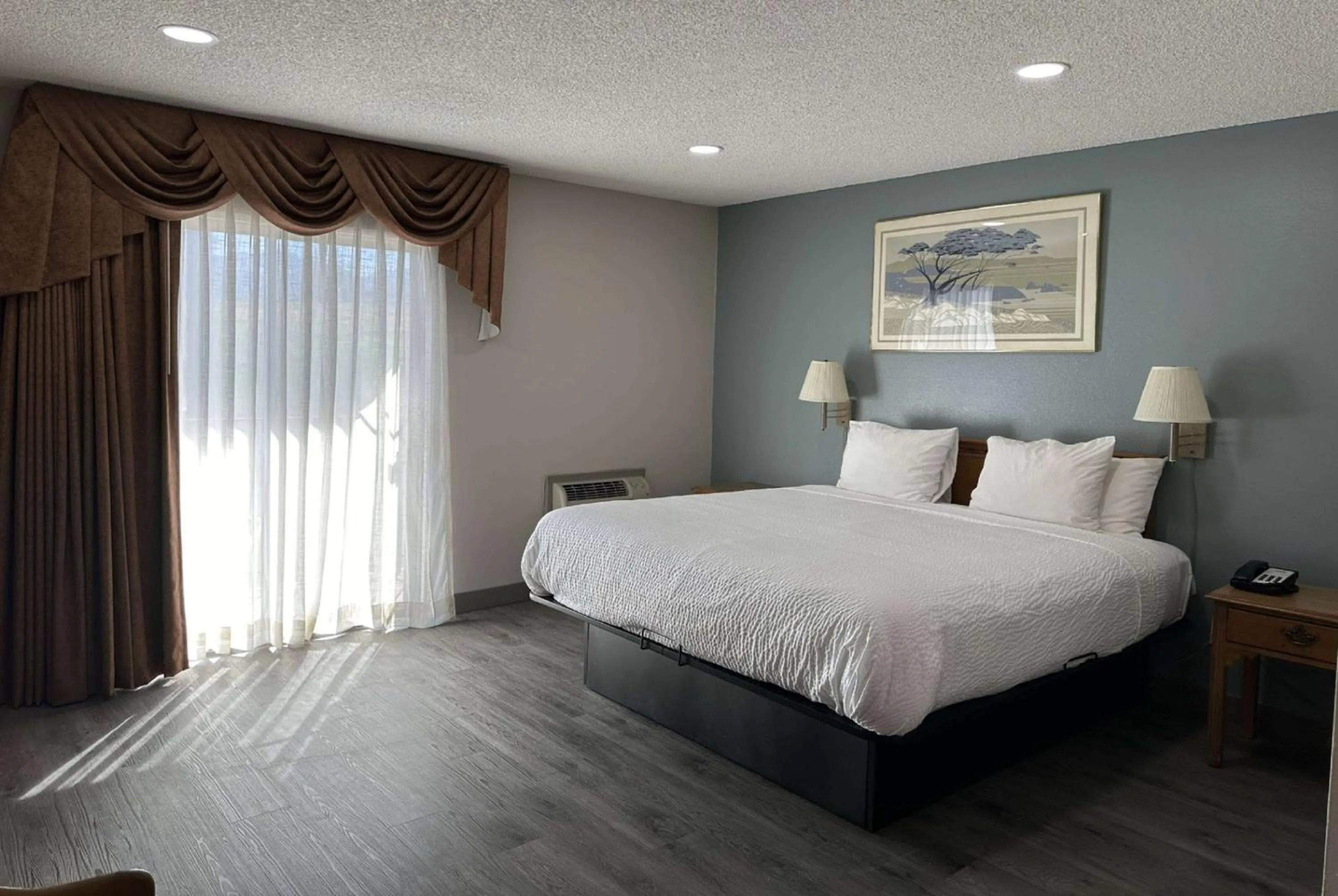 Photo of the whole room, Bed in Days Inn by Wyndham Medford