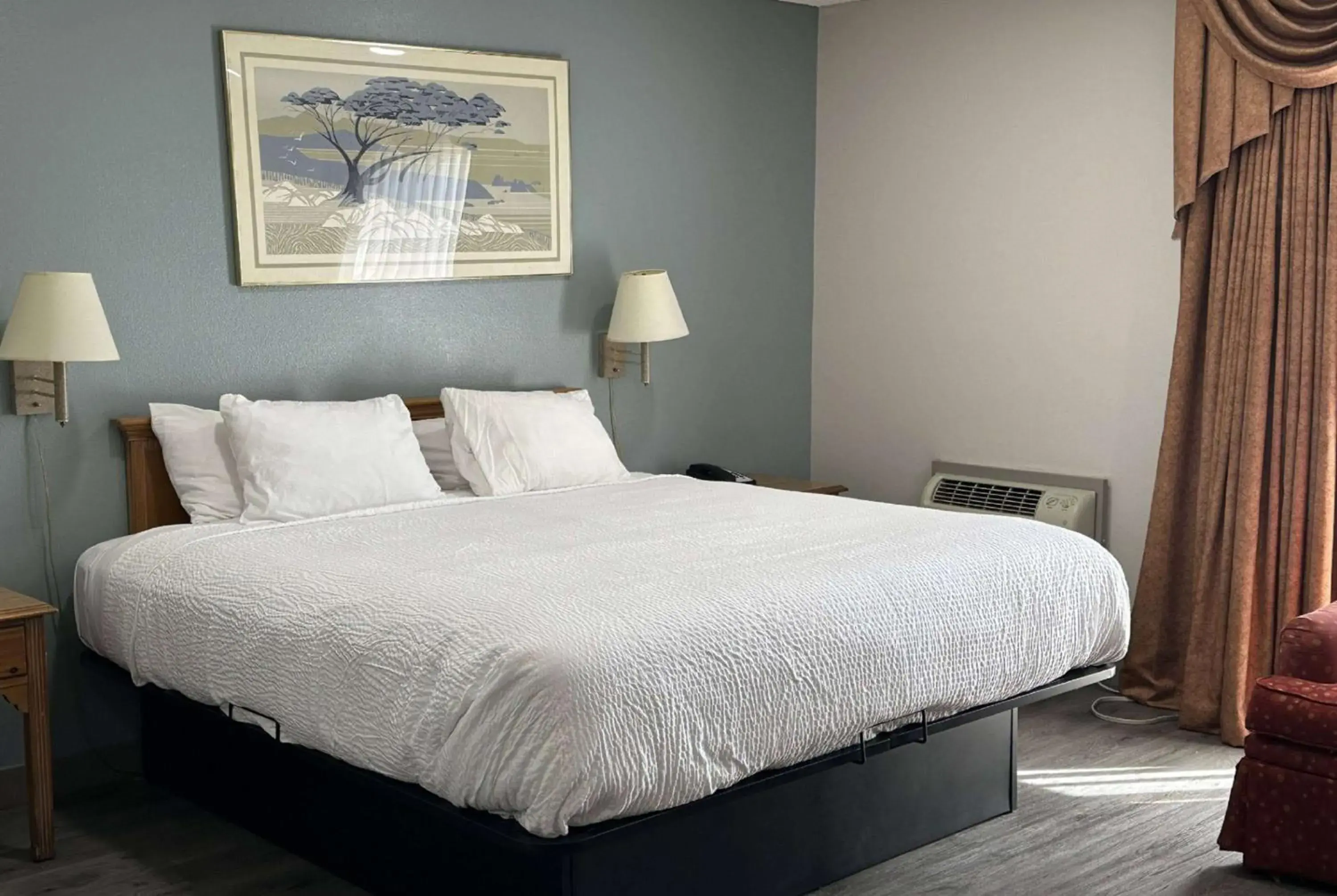 Photo of the whole room, Bed in Days Inn by Wyndham Medford Photo of the whole room, Bed in Days Inn by Wyndham Medford