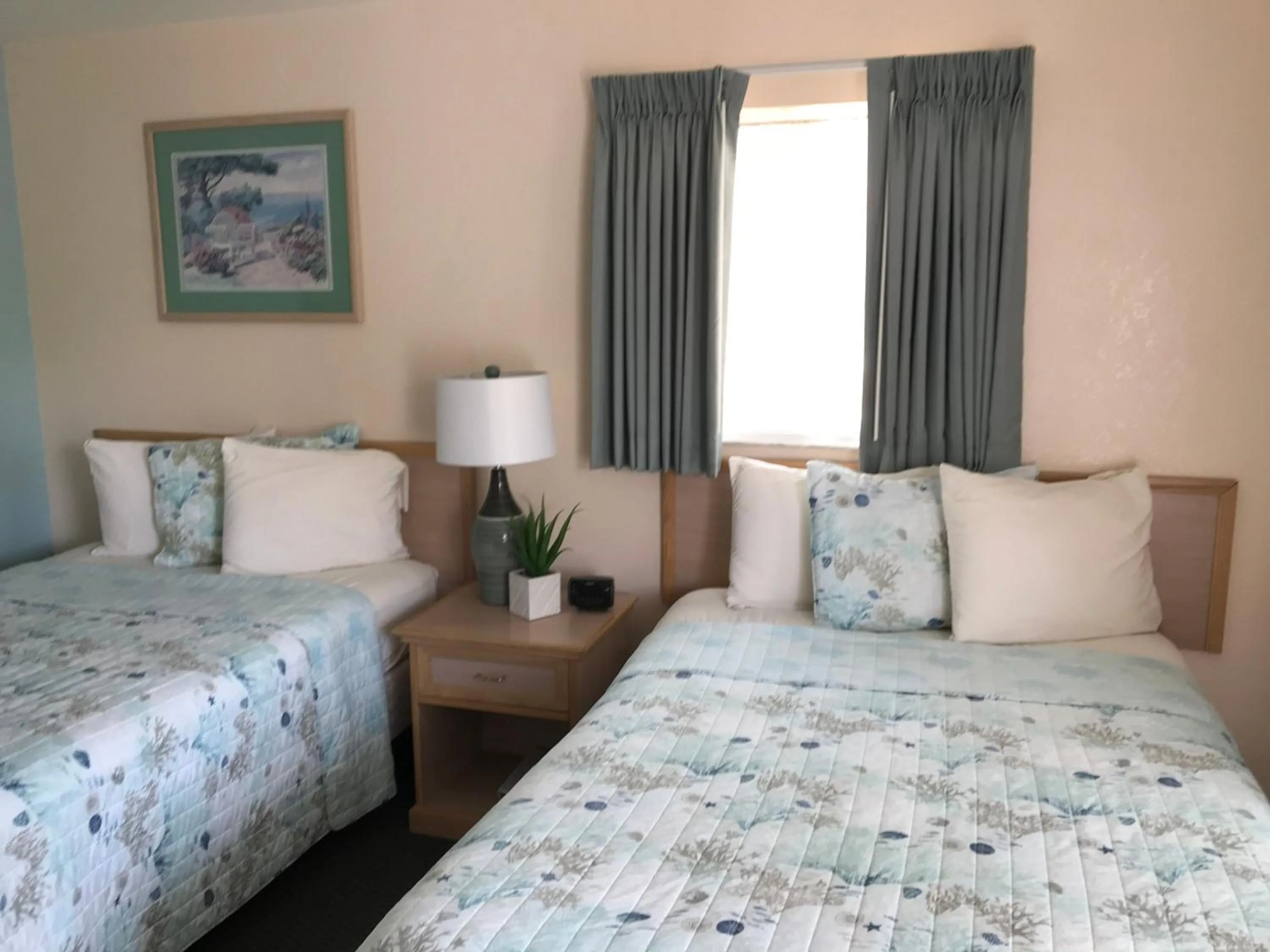 Bed in Carlton House Motel and Suites