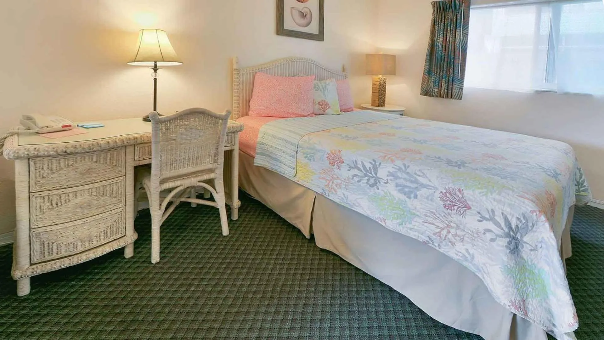 Bed in Carlton House Motel and Suites