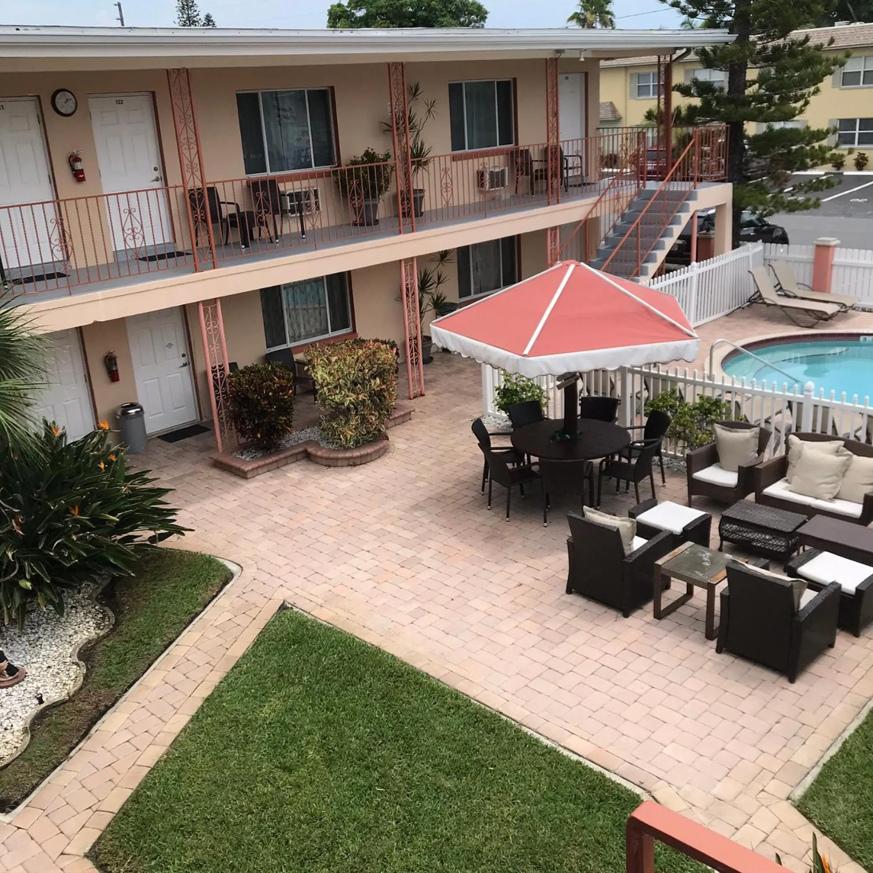 Carlton House Motel and Suites