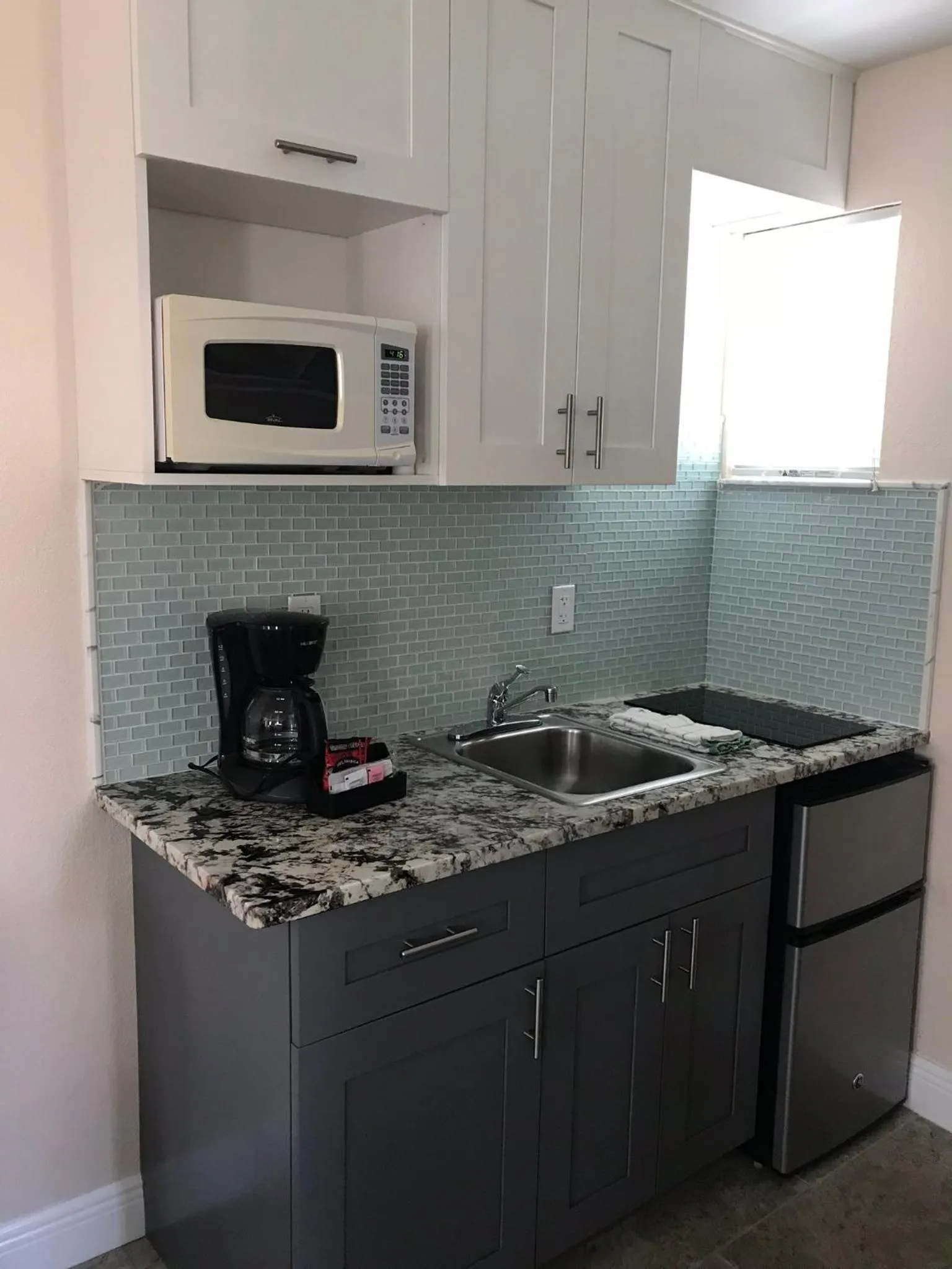 Coffee/tea facilities in Carlton House Motel and Suites