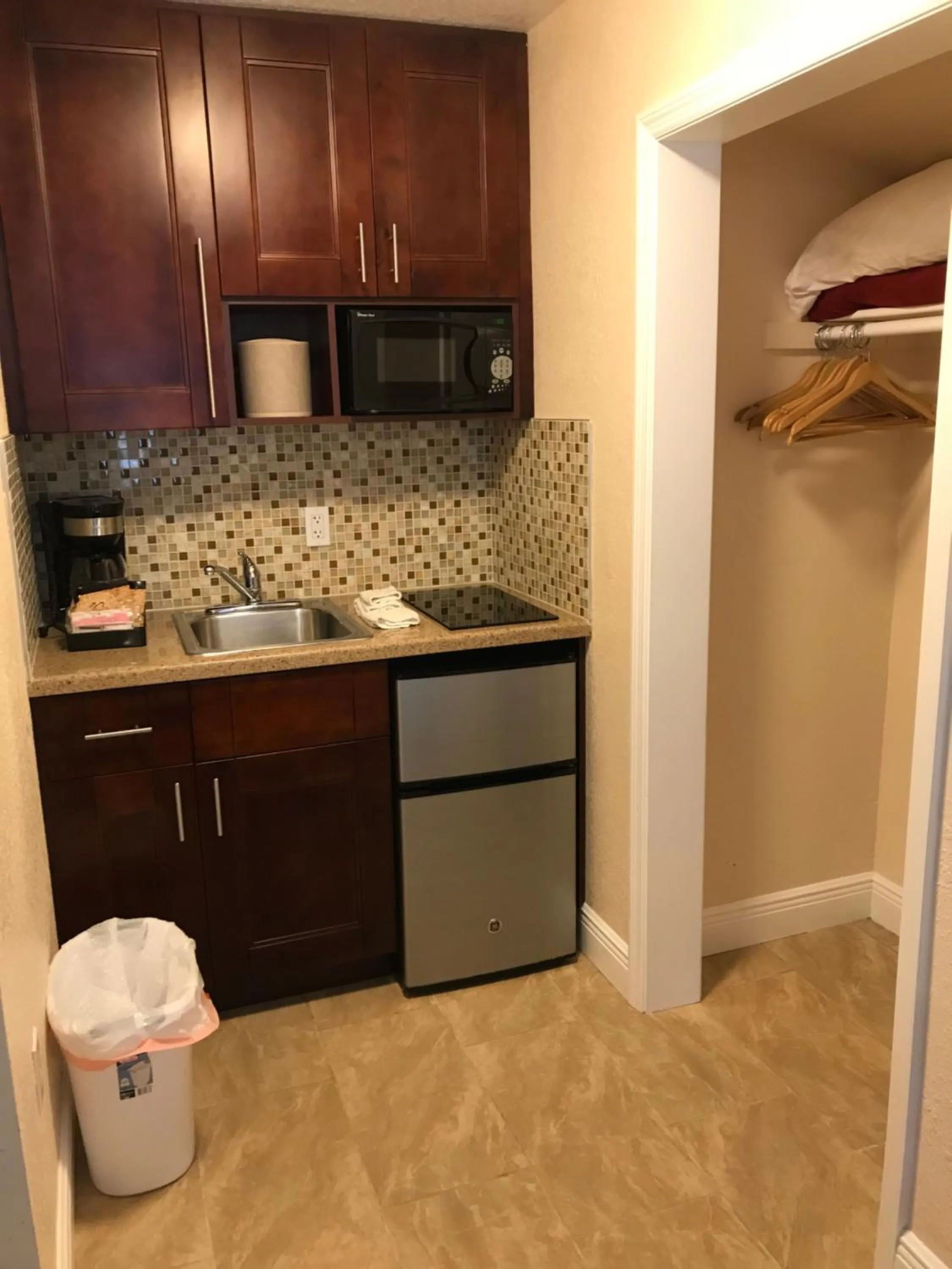 Carlton House Motel and Suites