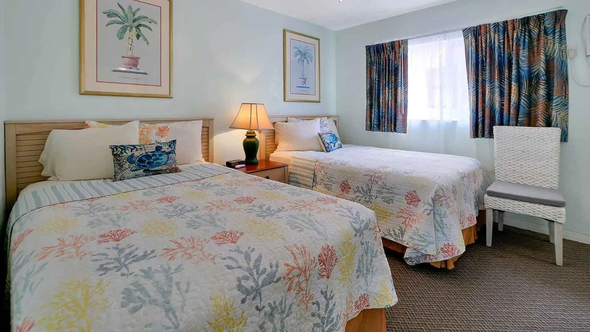 Bed in Carlton House Motel and Suites