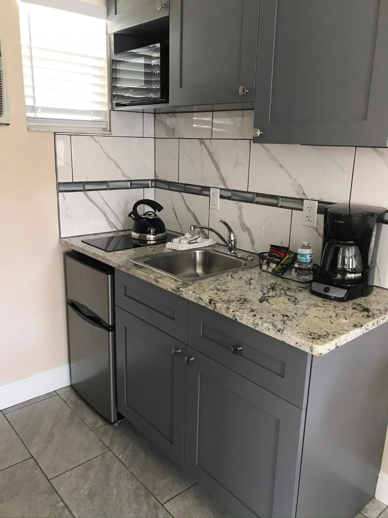 Kitchen or kitchenette in Carlton House Motel and Suites