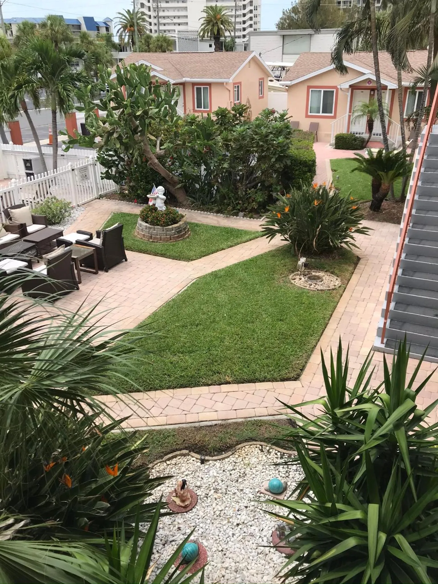 Carlton House Motel and Suites