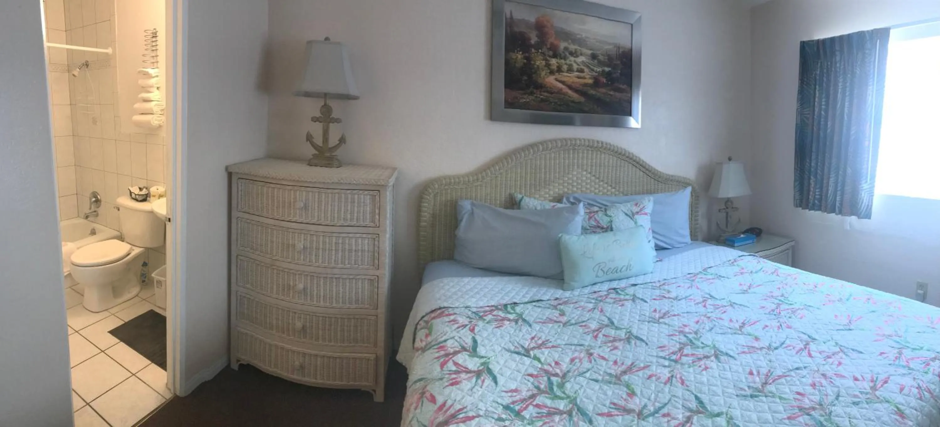 Bed in Carlton House Motel and Suites