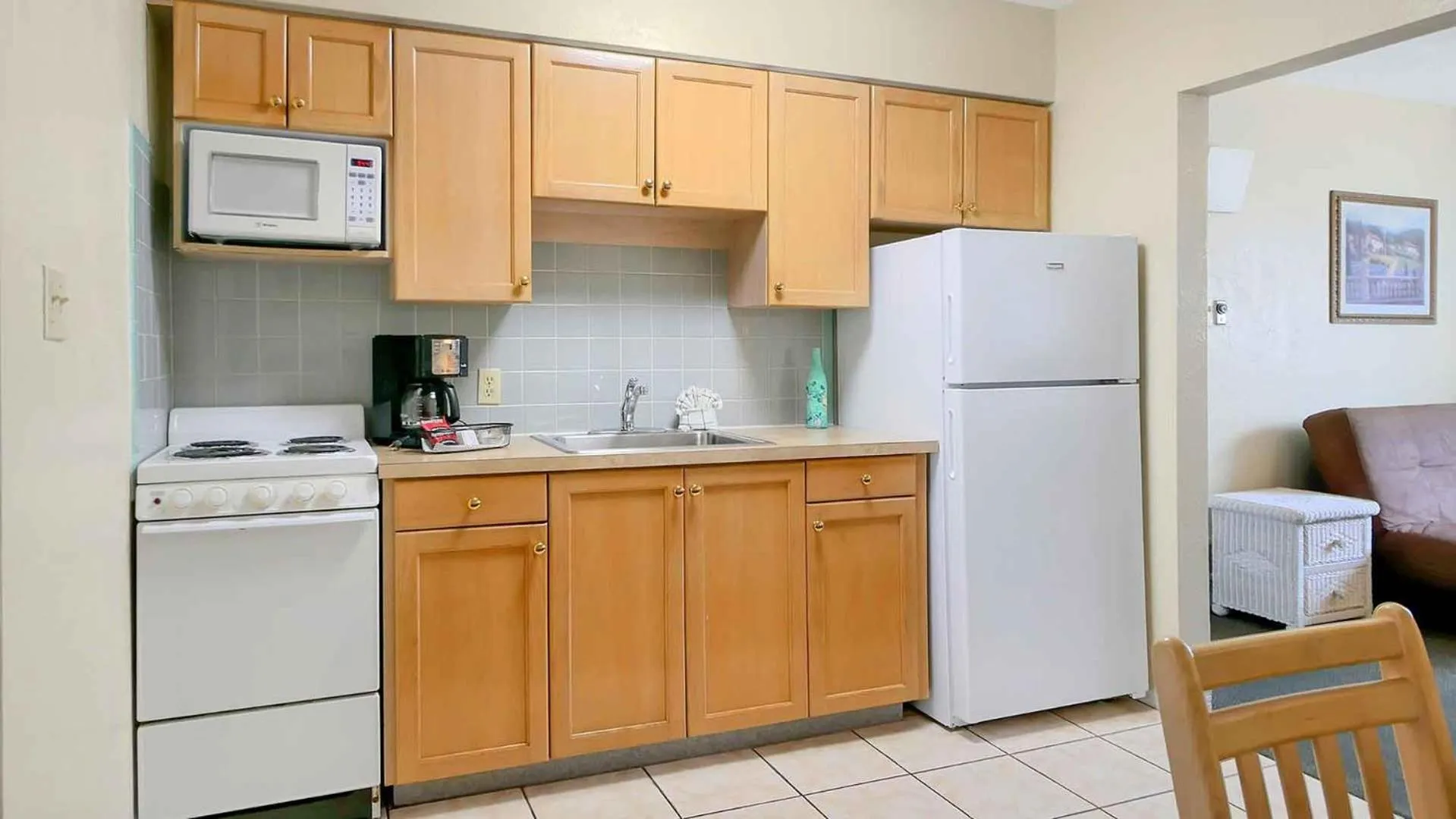 Kitchen or kitchenette in Carlton House Motel and Suites