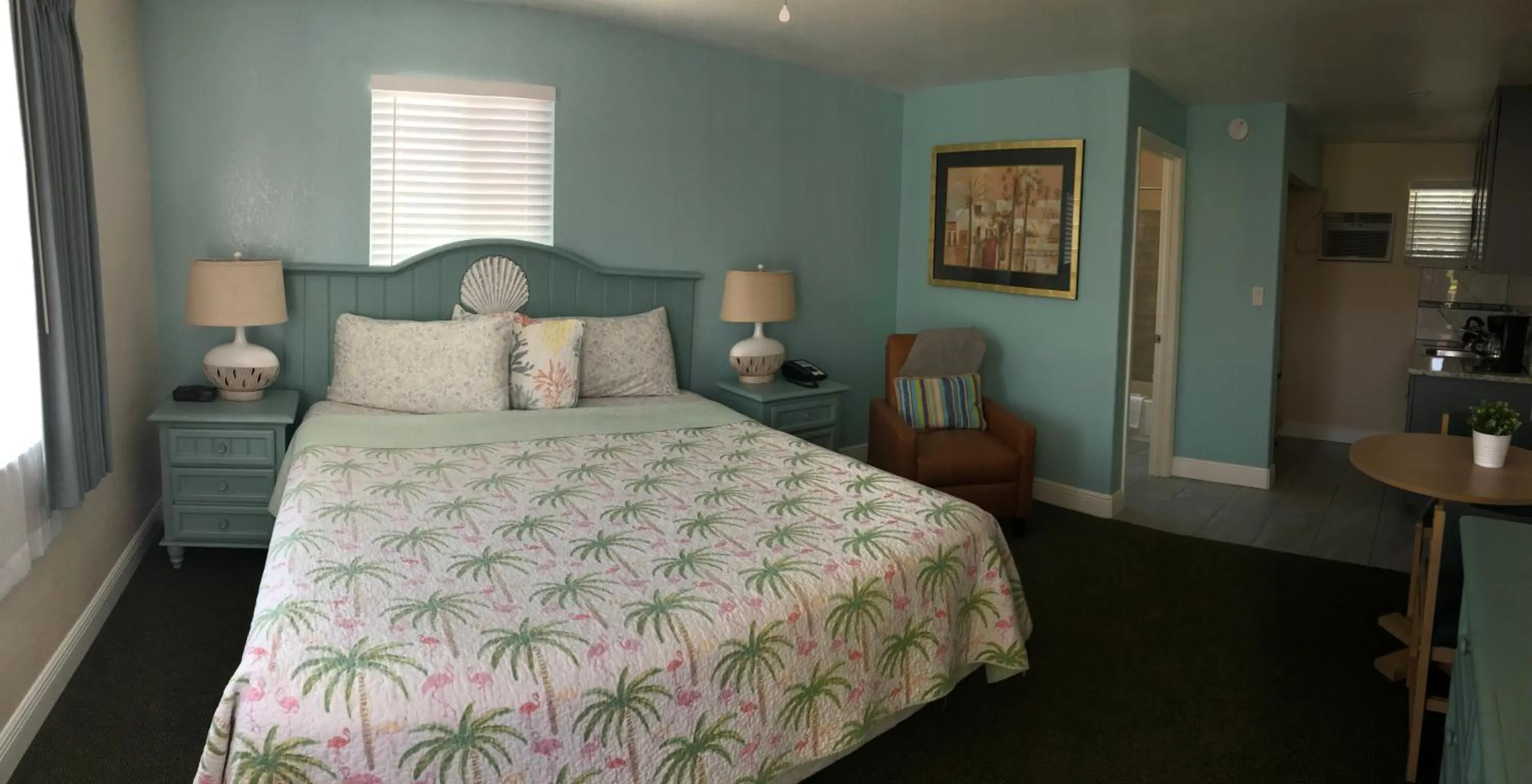 Bed in Carlton House Motel and Suites