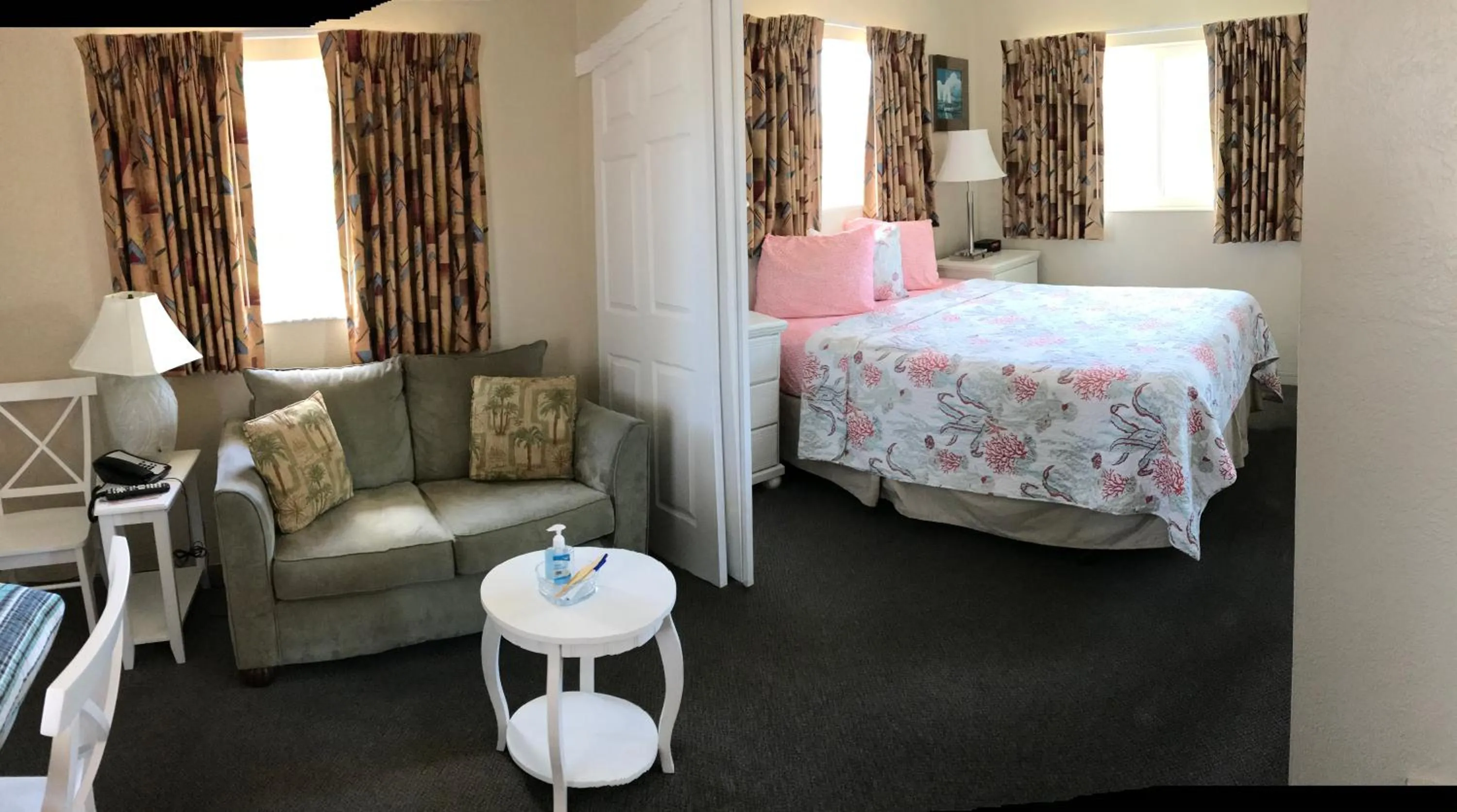 Bed in Carlton House Motel and Suites