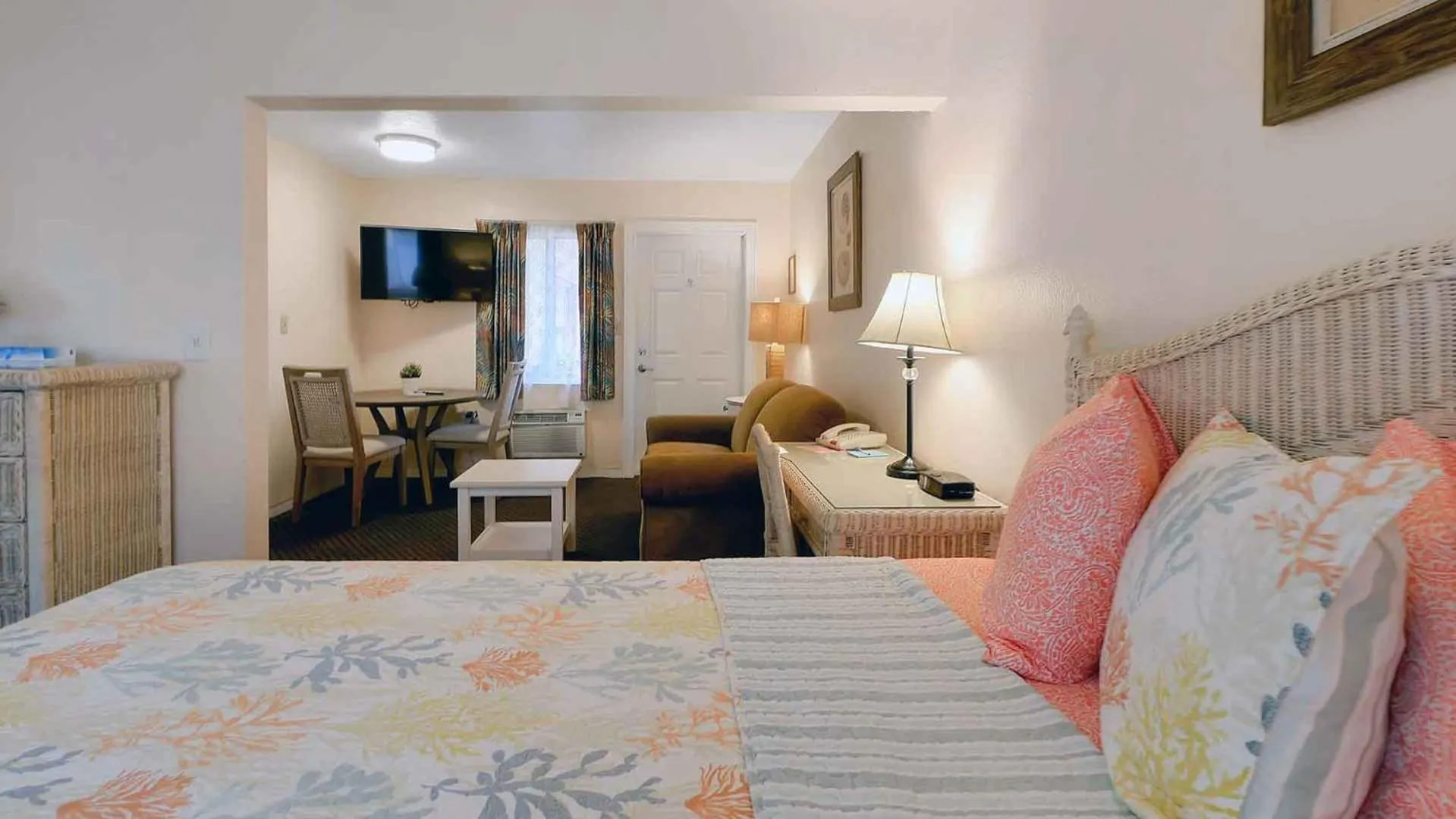 Bed in Carlton House Motel and Suites