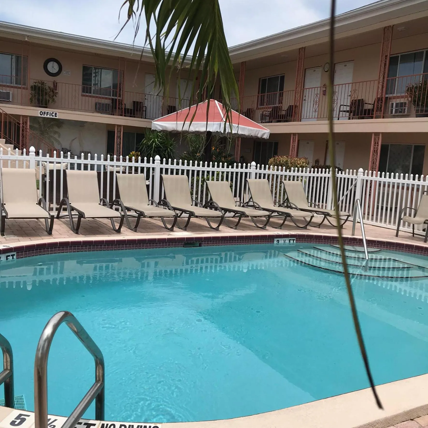 Carlton House Motel and Suites