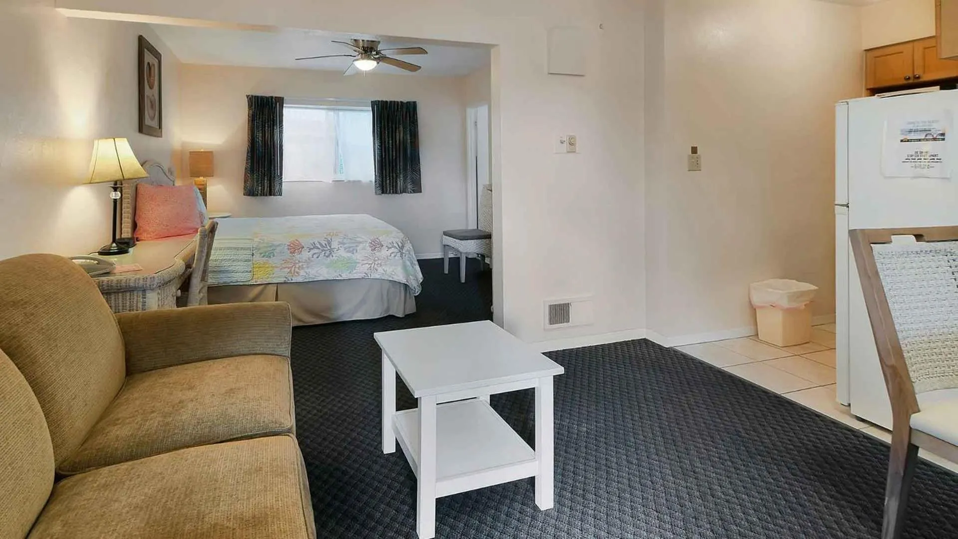 Bed in Carlton House Motel and Suites