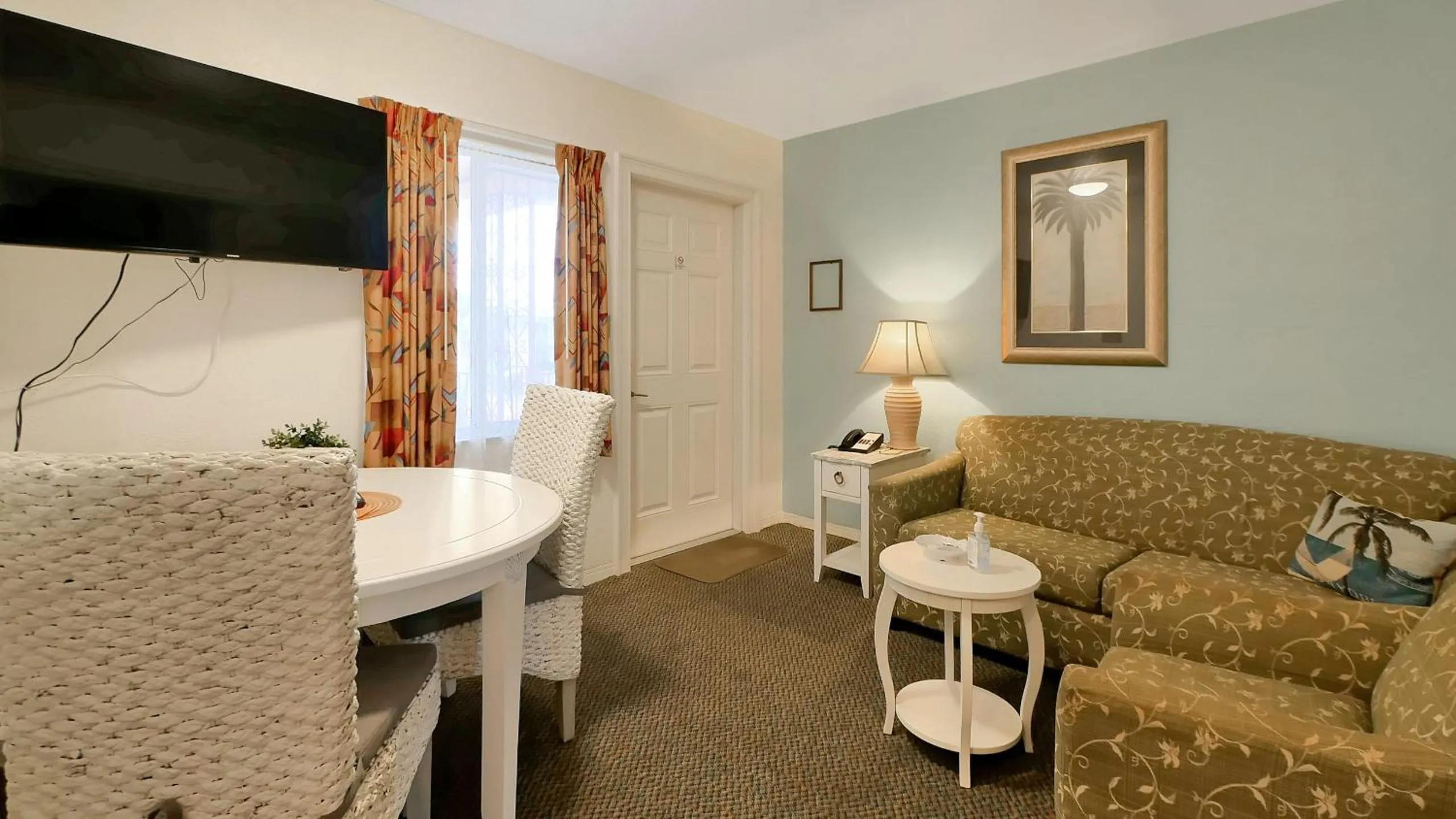 Carlton House Motel and Suites