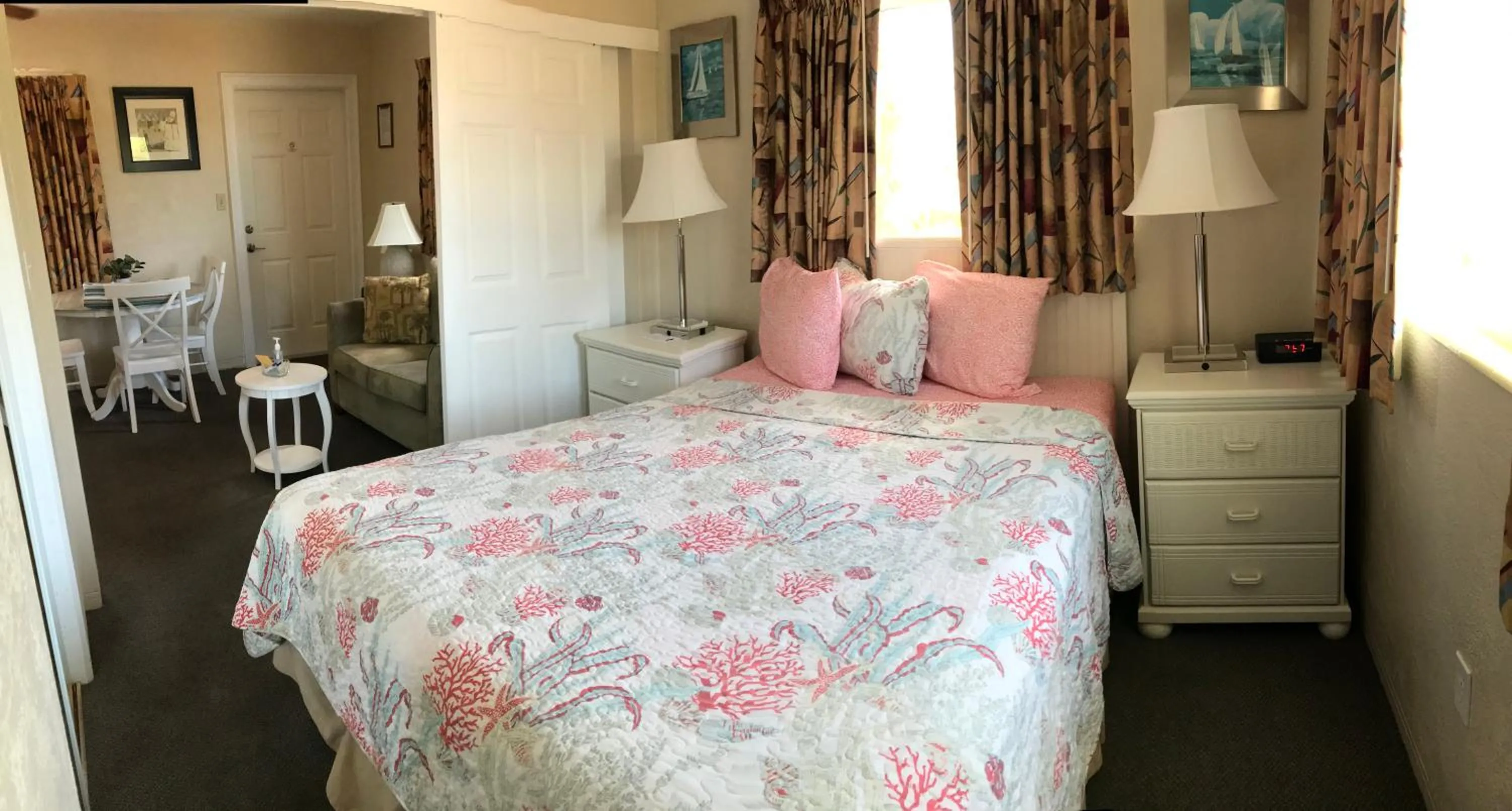 Bed in Carlton House Motel and Suites