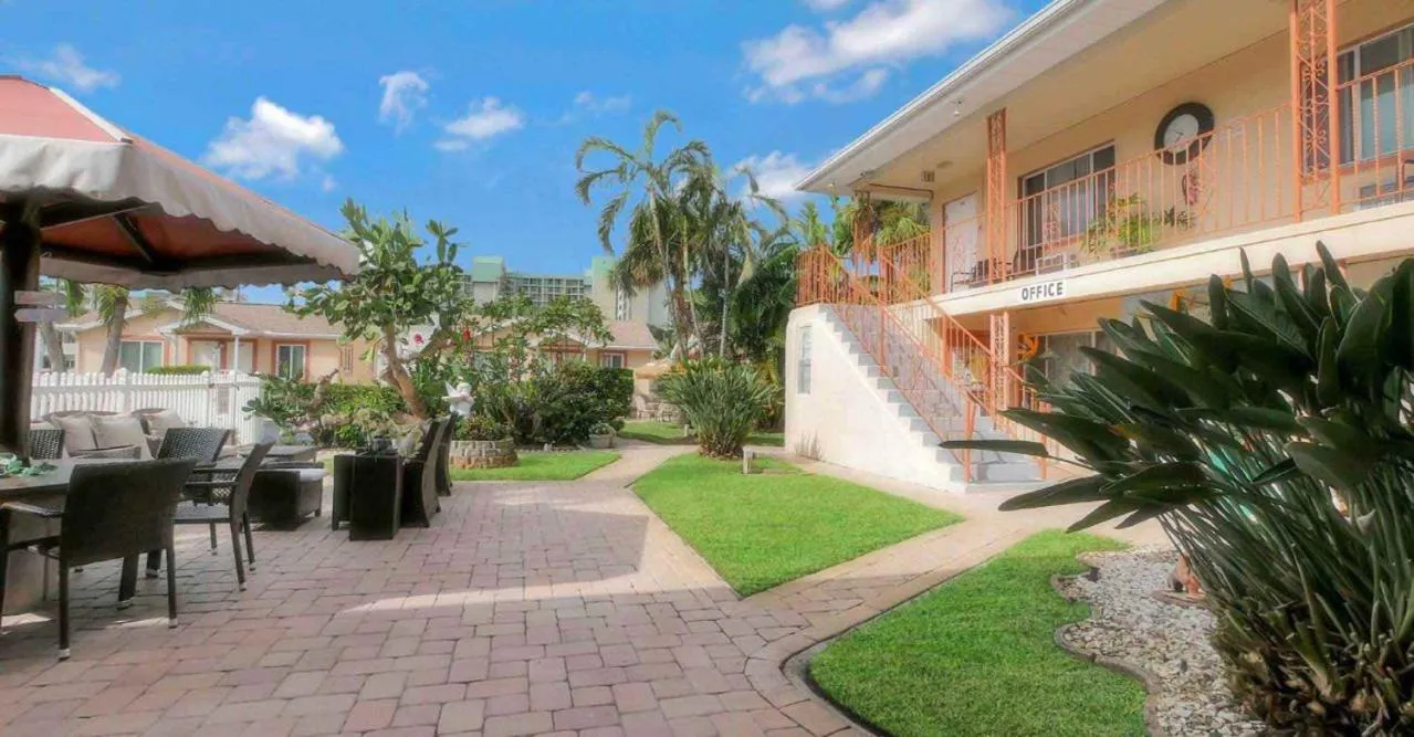 Carlton House Motel and Suites