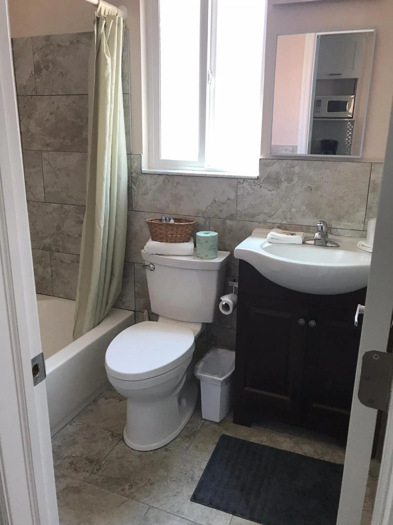 Bathroom in Carlton House Motel and Suites