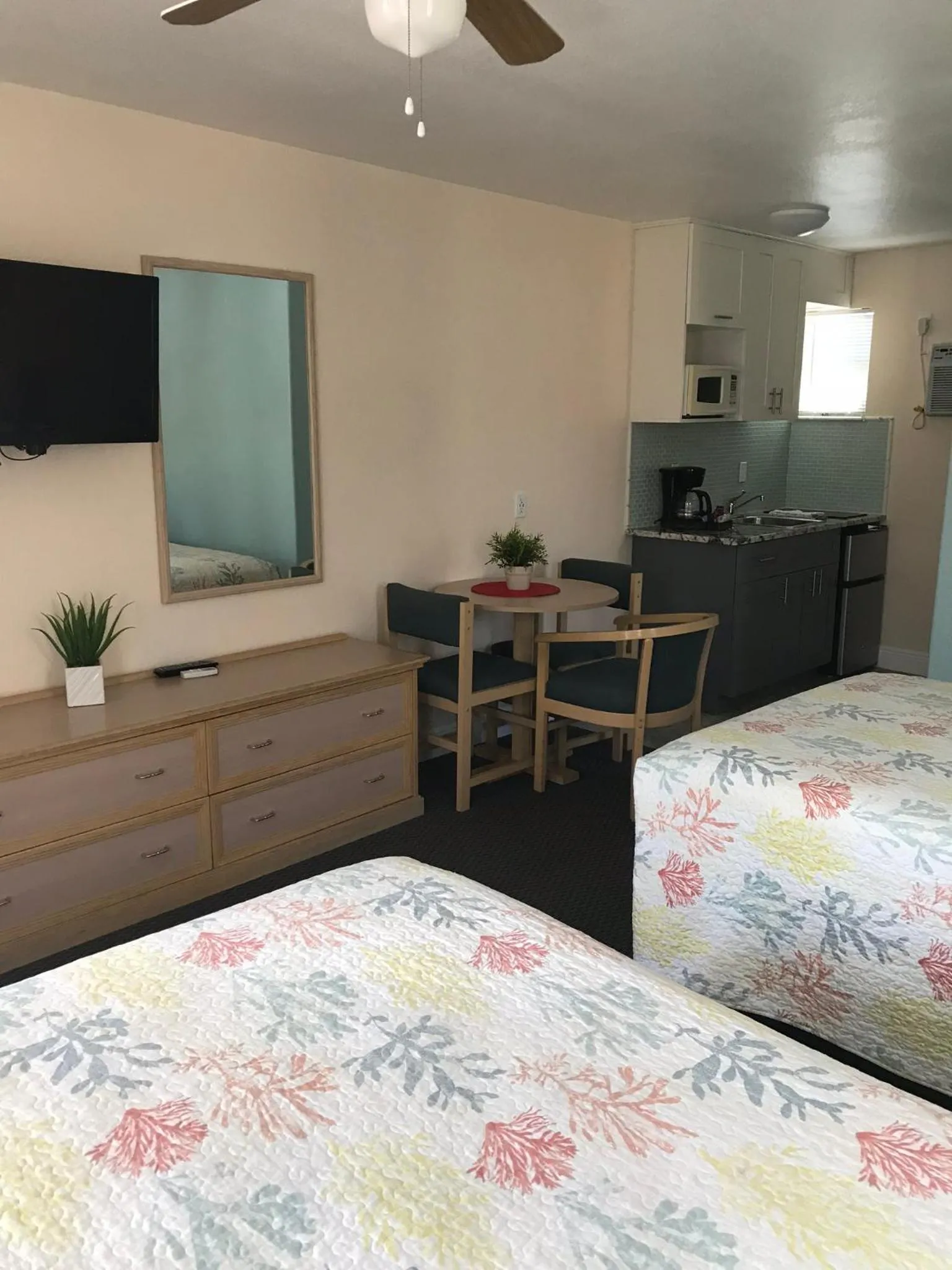 Photo of the whole room, Bed in Carlton House Motel and Suites