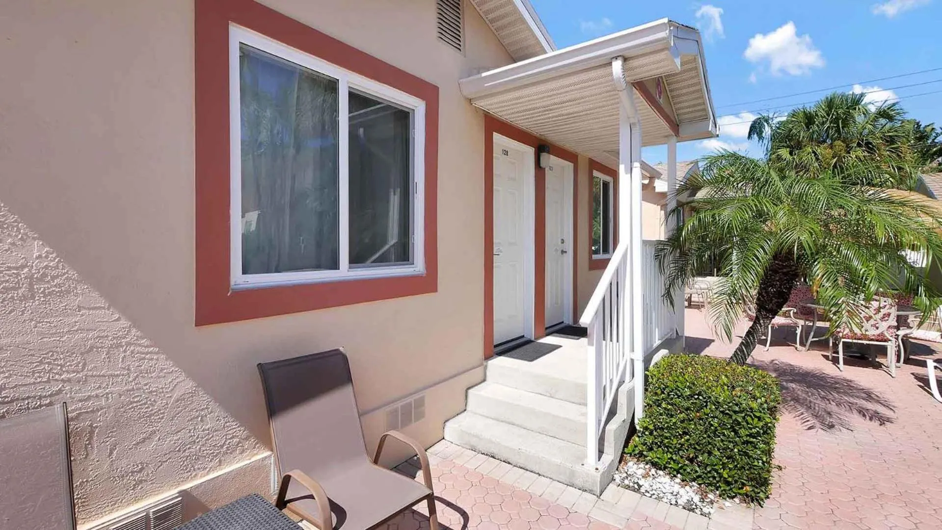 Living room in Carlton House Motel and Suites