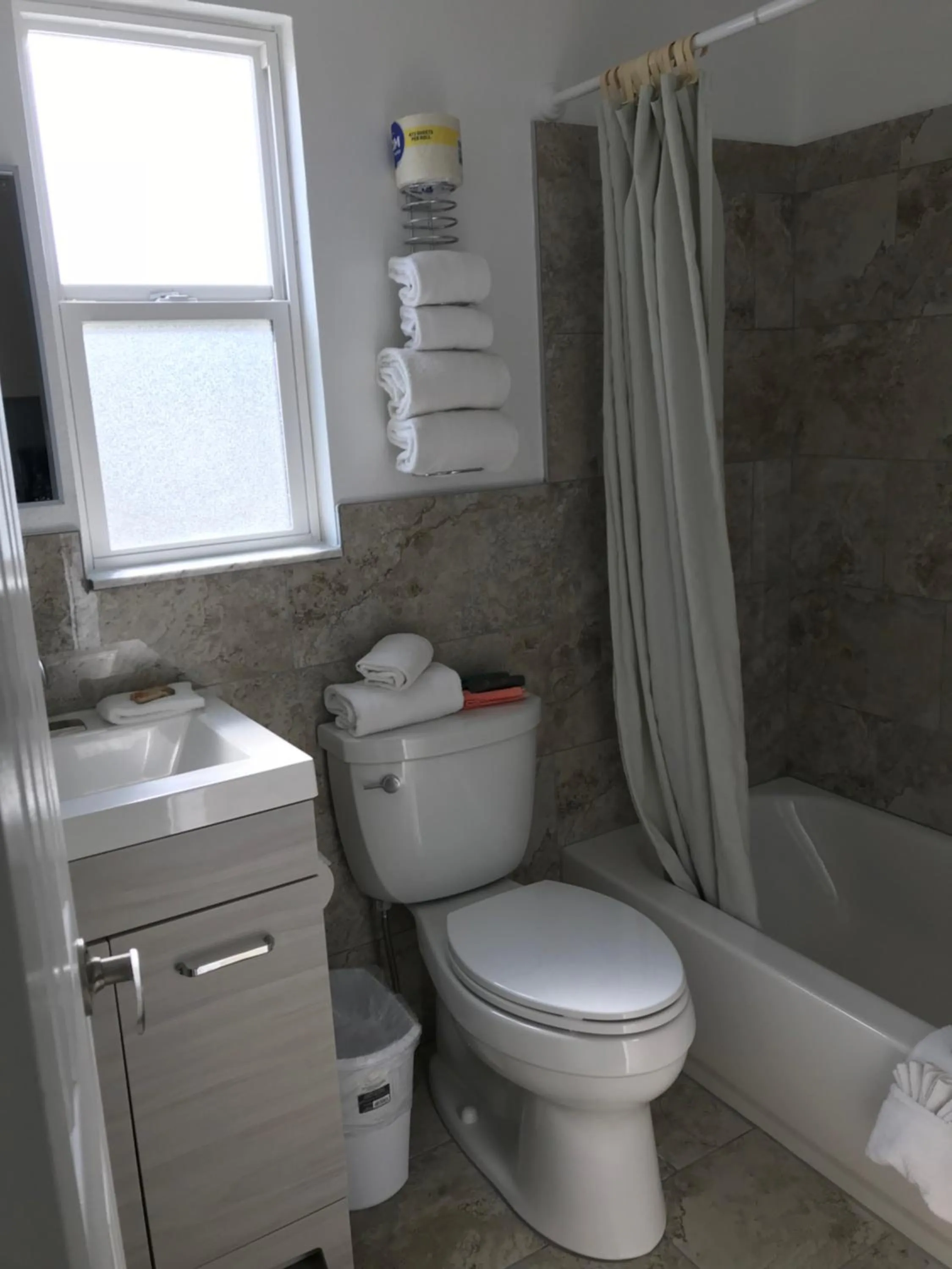 Bathroom in Carlton House Motel and Suites