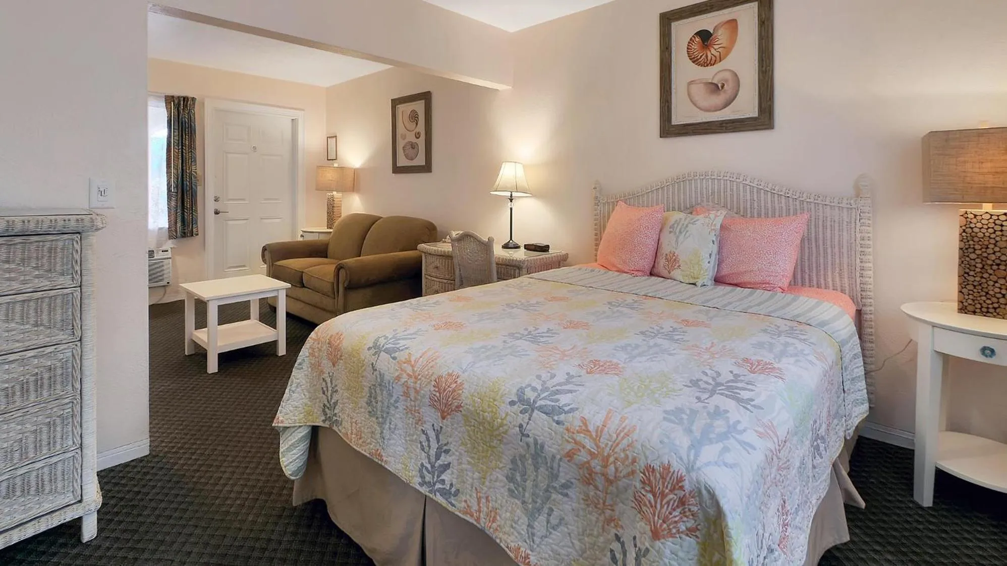 Bed in Carlton House Motel and Suites