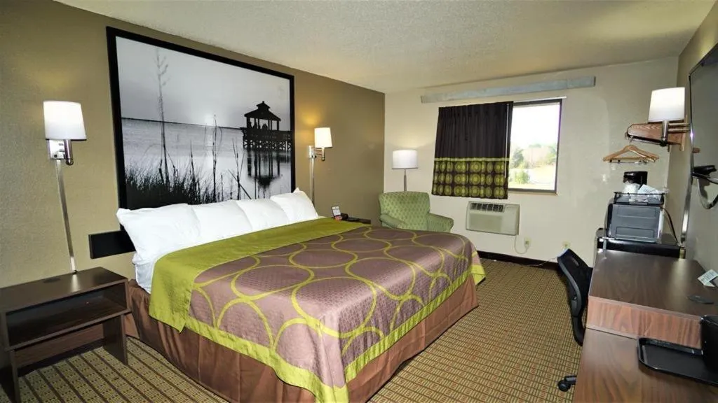 Bedroom, Bed in Super 8 by Wyndham Greenville