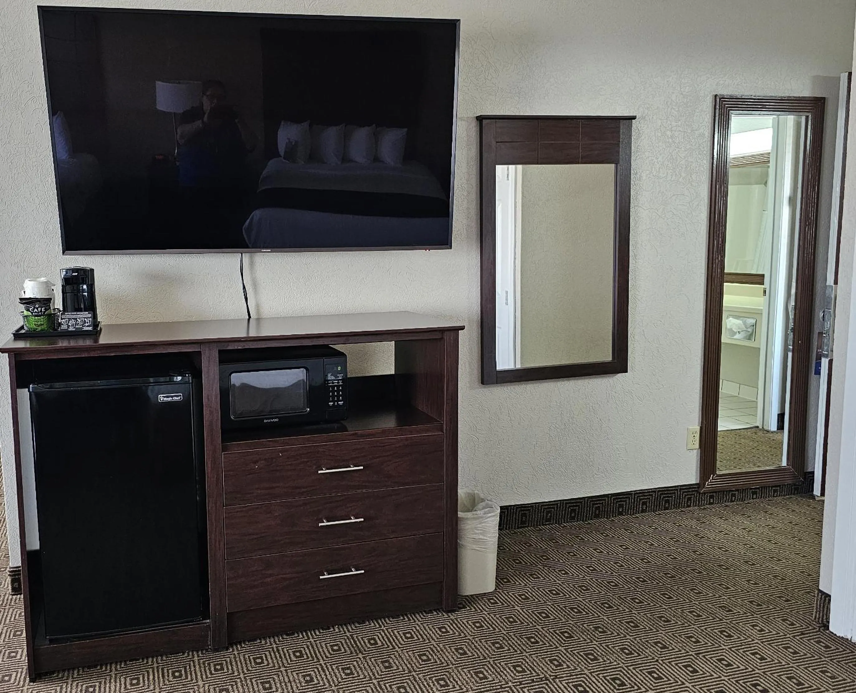 TV and multimedia in Baymont by Wyndham Midland Airport