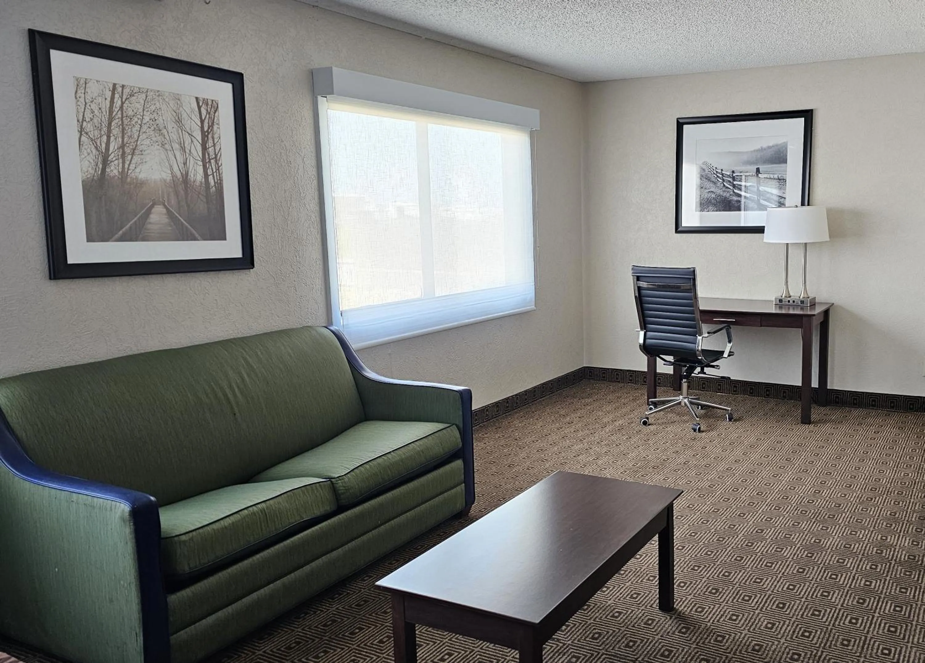 Seating area in Baymont by Wyndham Midland Airport