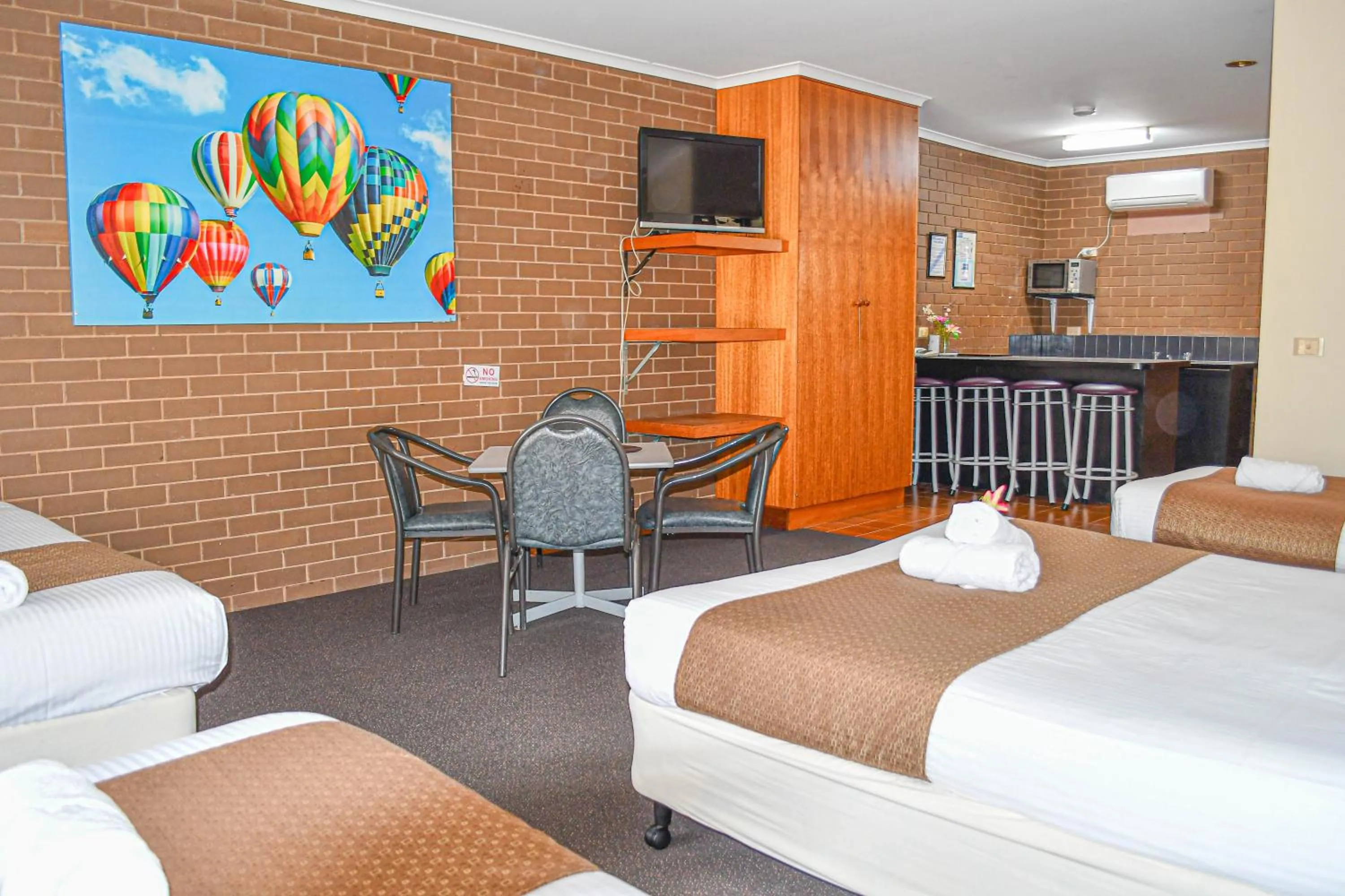 Photo of the whole room, Bed in Barooga Country Inn Motel